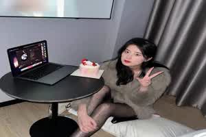 时尚学姊超反差超色的～  背景图片