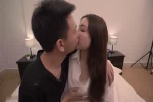 约操应聘女孩，操完就让她上班，边操边流水  背景图片