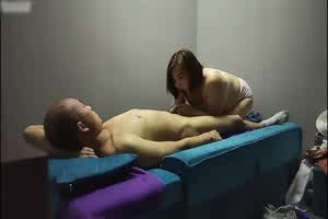 猥琐大叔深夜大保健 加点钱 少妇给你感受温柔服务 没想到大姐还是美鲍一线天  背景图片