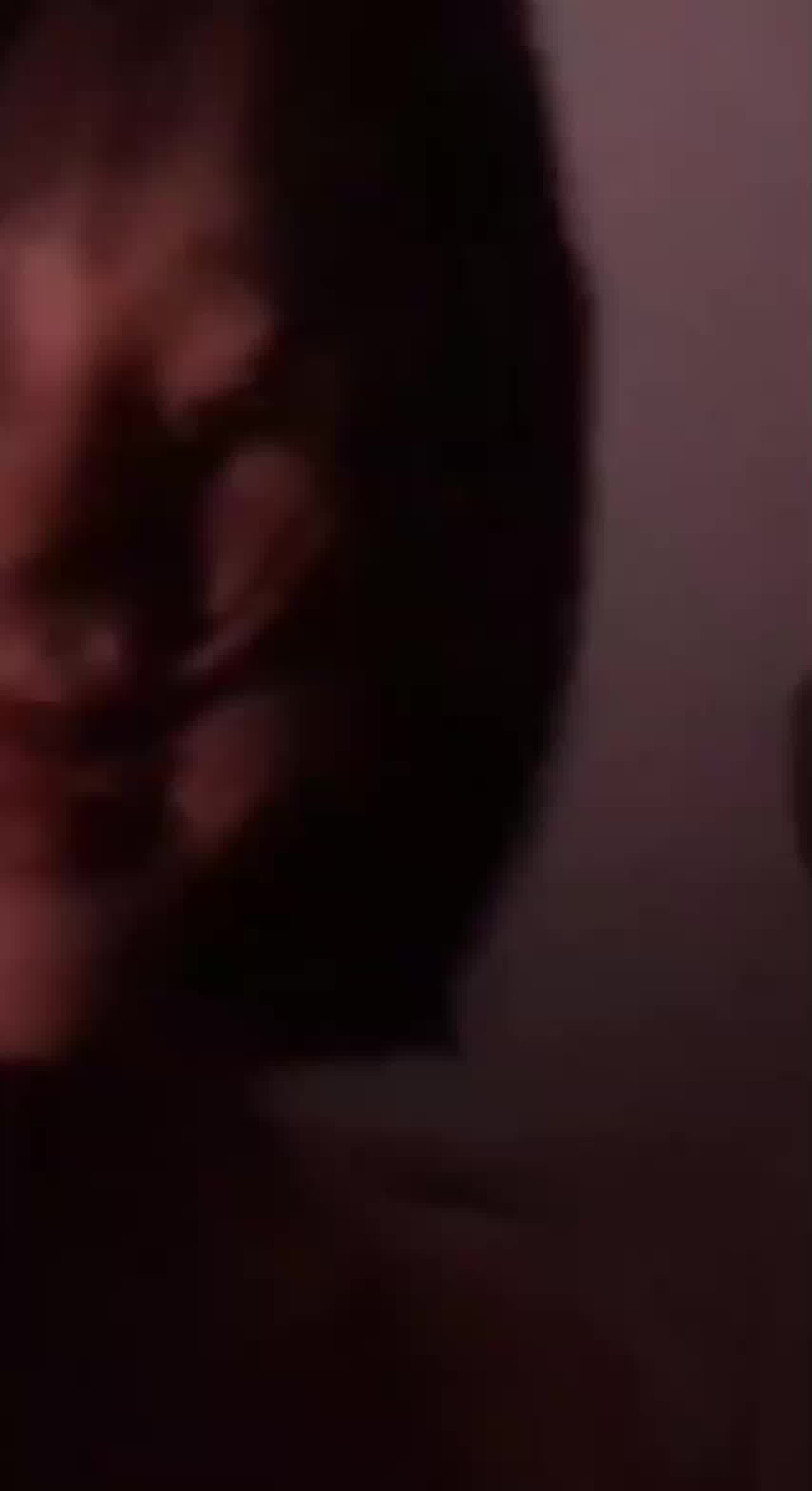  大四学姐在开学第一天先下手为强，主动掰开骚穴让学弟享受 的剧照6