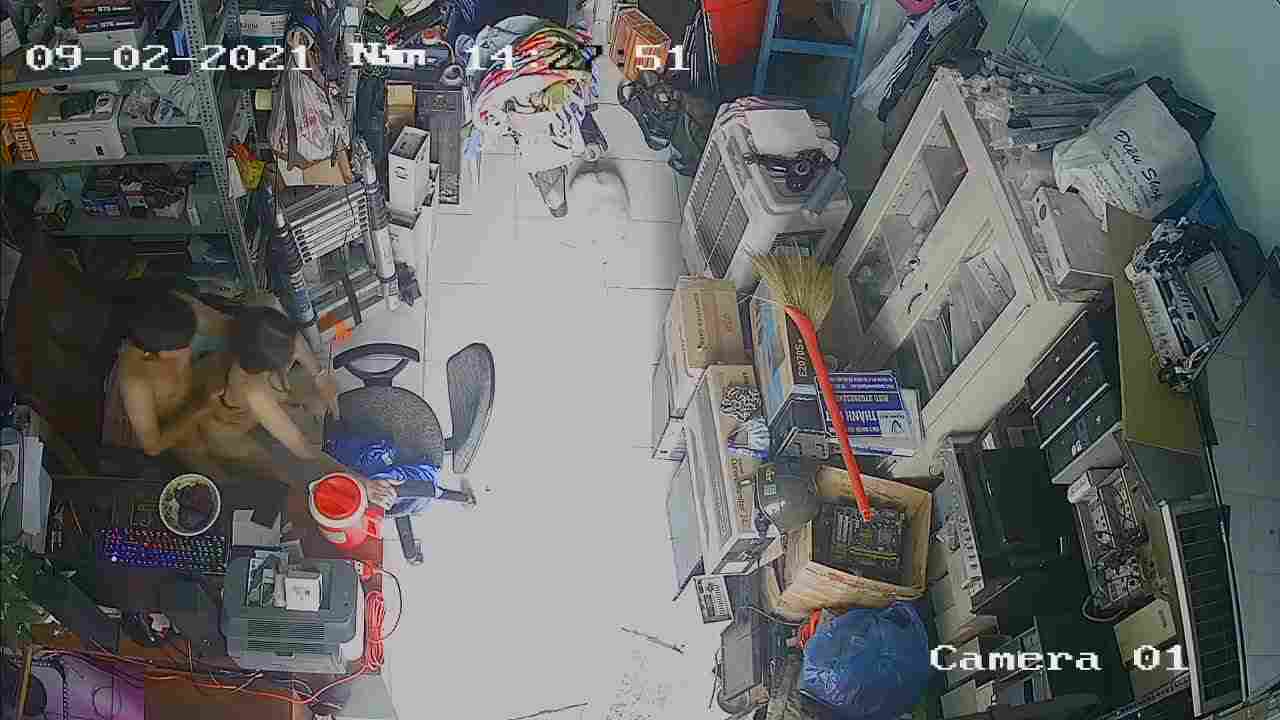  黑客破解网络摄像头监控偷拍 电器维修点小夫妻在门店里啪啪老公貌似还拿手机自拍 的剧照4