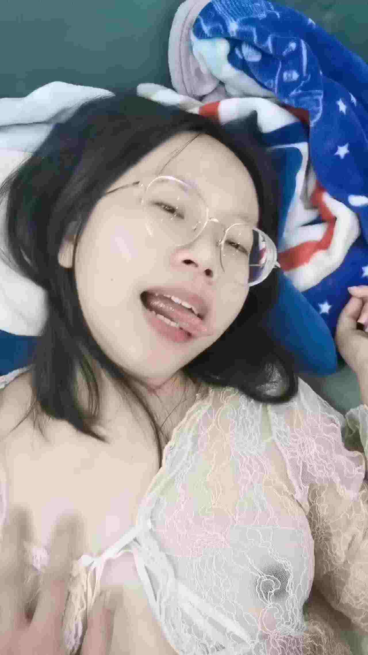  眼睛老师的娇喘声都和别人的不一样，太骚了 的剧照5