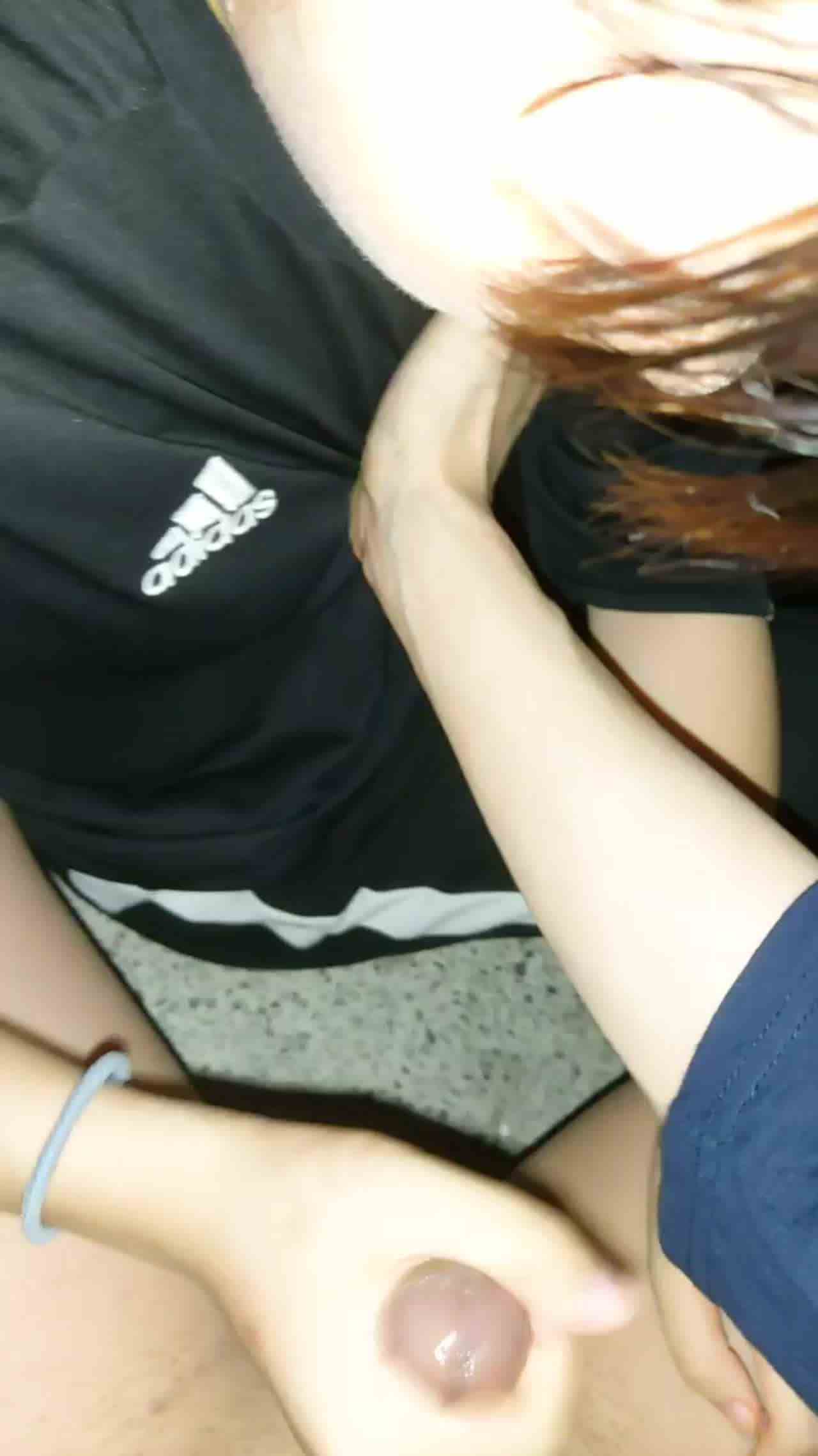  渣男再次约隔壁良家嫩妹楼梯间撸炮 的剧照10