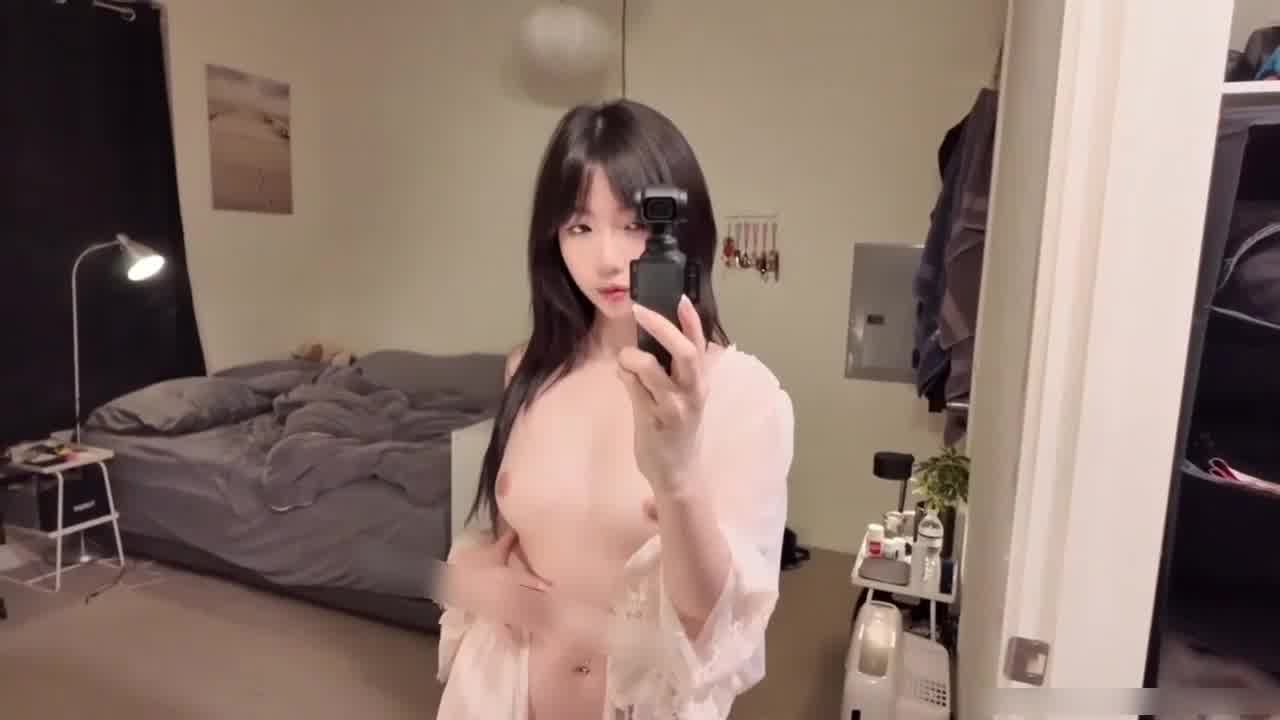  【这才是纯欲天花板女神！】这颜值真的太顶级 了，一副厌世御姐高冷脸，深喉吞精直接吸嘴里 吞精了 的剧照2