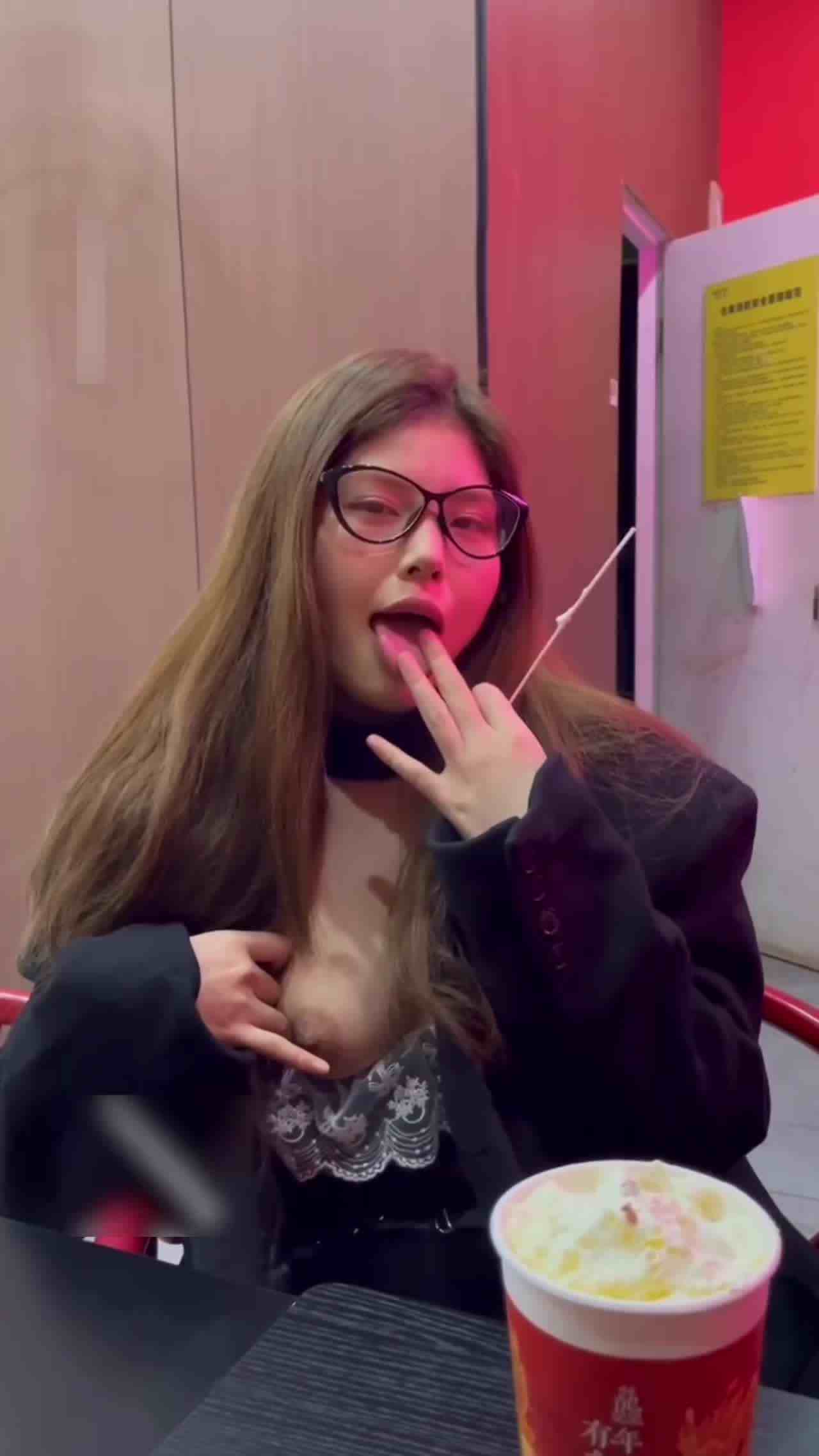  【史上最骚反差】第三期户外露出篇，外卖小哥之关心手上的订单，回头说不定能看到惊喜！商场露出 的剧照4