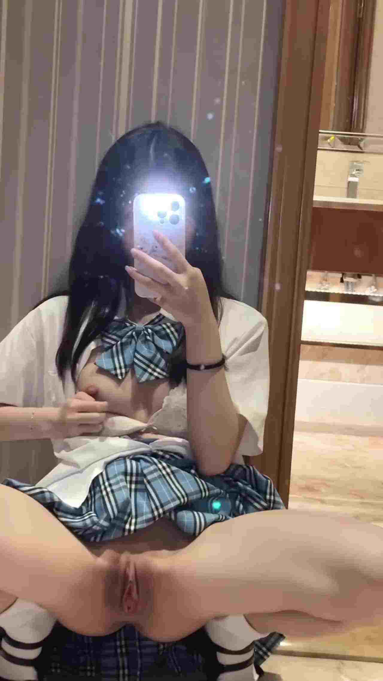  jk 学妹对镜自拍 的剧照5