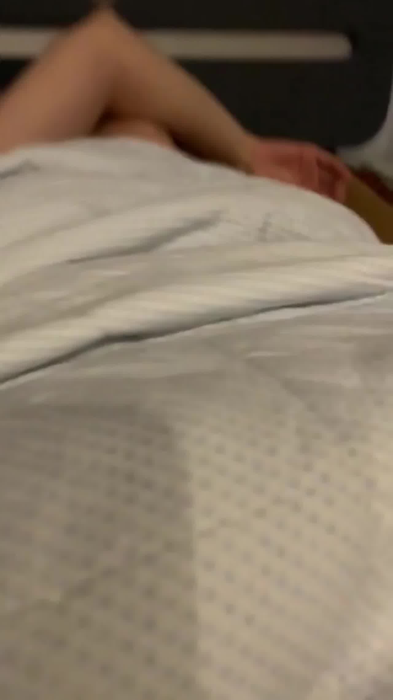  模范生超反差自慰到一半被男友发现只好把男友吃了 的剧照6