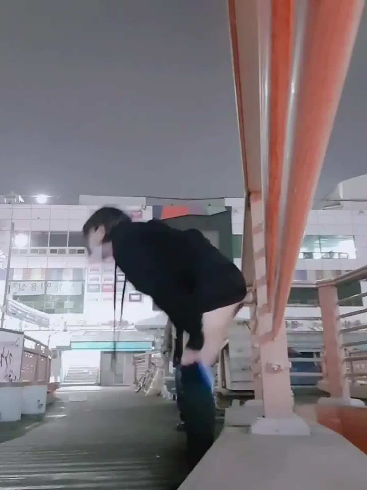  被发现了 韩国小妹野外玩棒 的剧照7