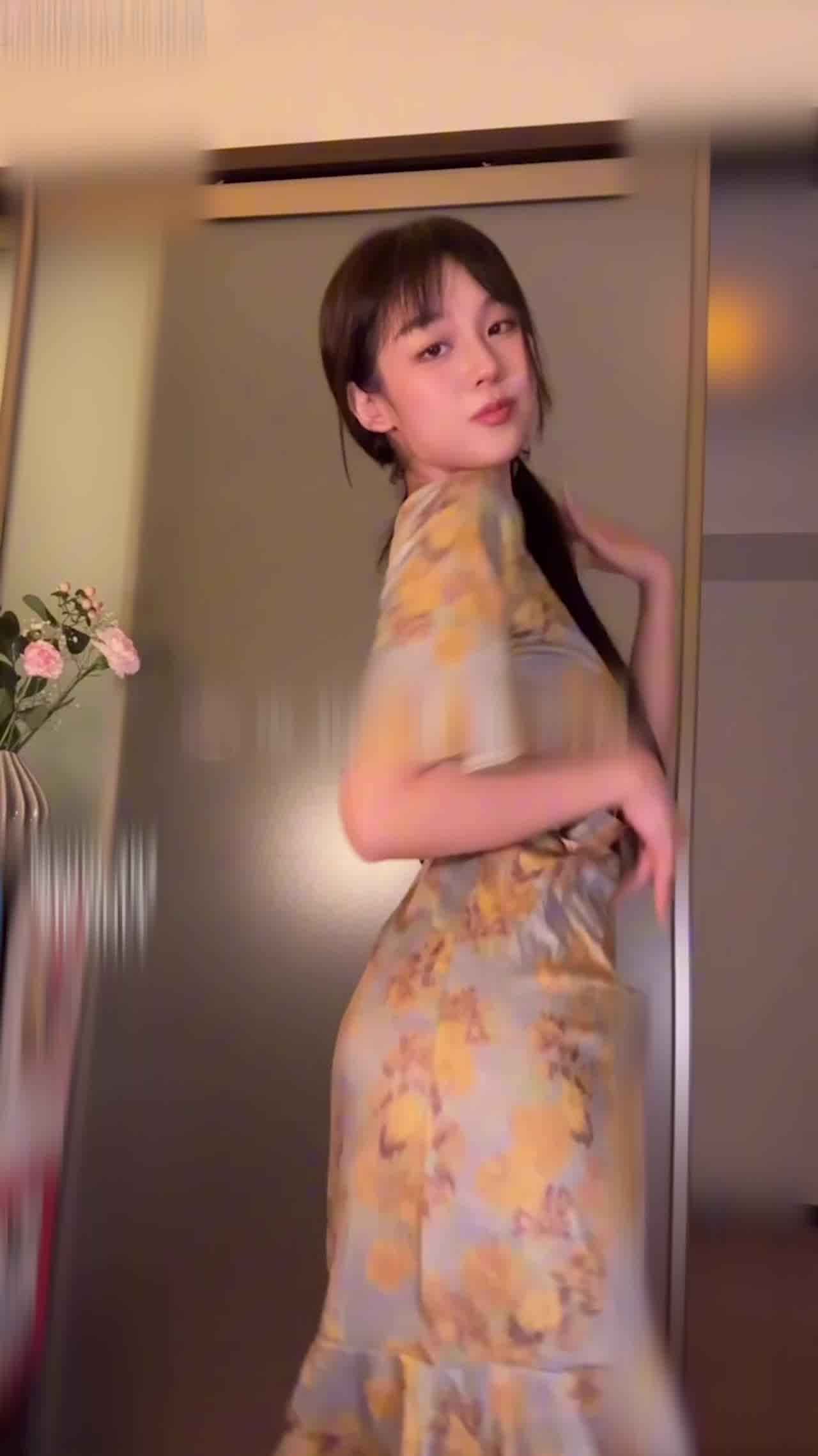  抖音女神玉米，完美大腿嫩臀摇摆热舞 的剧照3