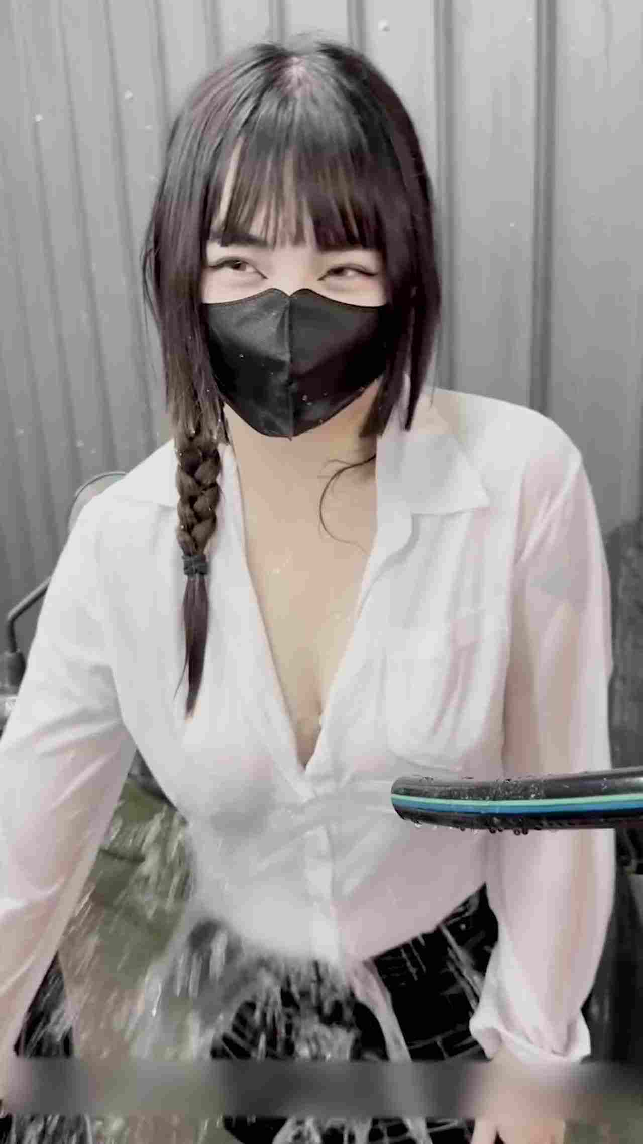  公主切肉感骚妹玩猜拳狂输顺便下春药 的剧照8