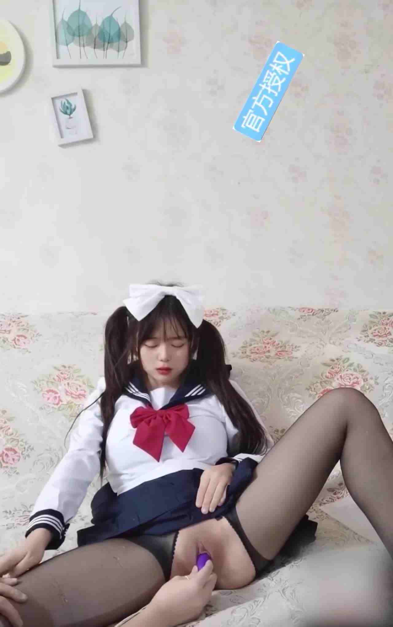  巨乳学妹妹被老师诱惑啪啪 的剧照1