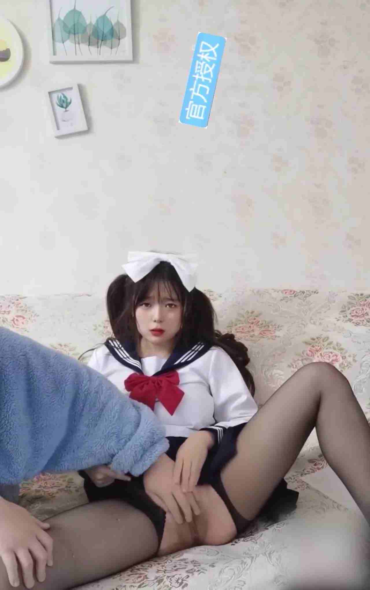  巨乳学妹妹被老师诱惑啪啪 的剧照8