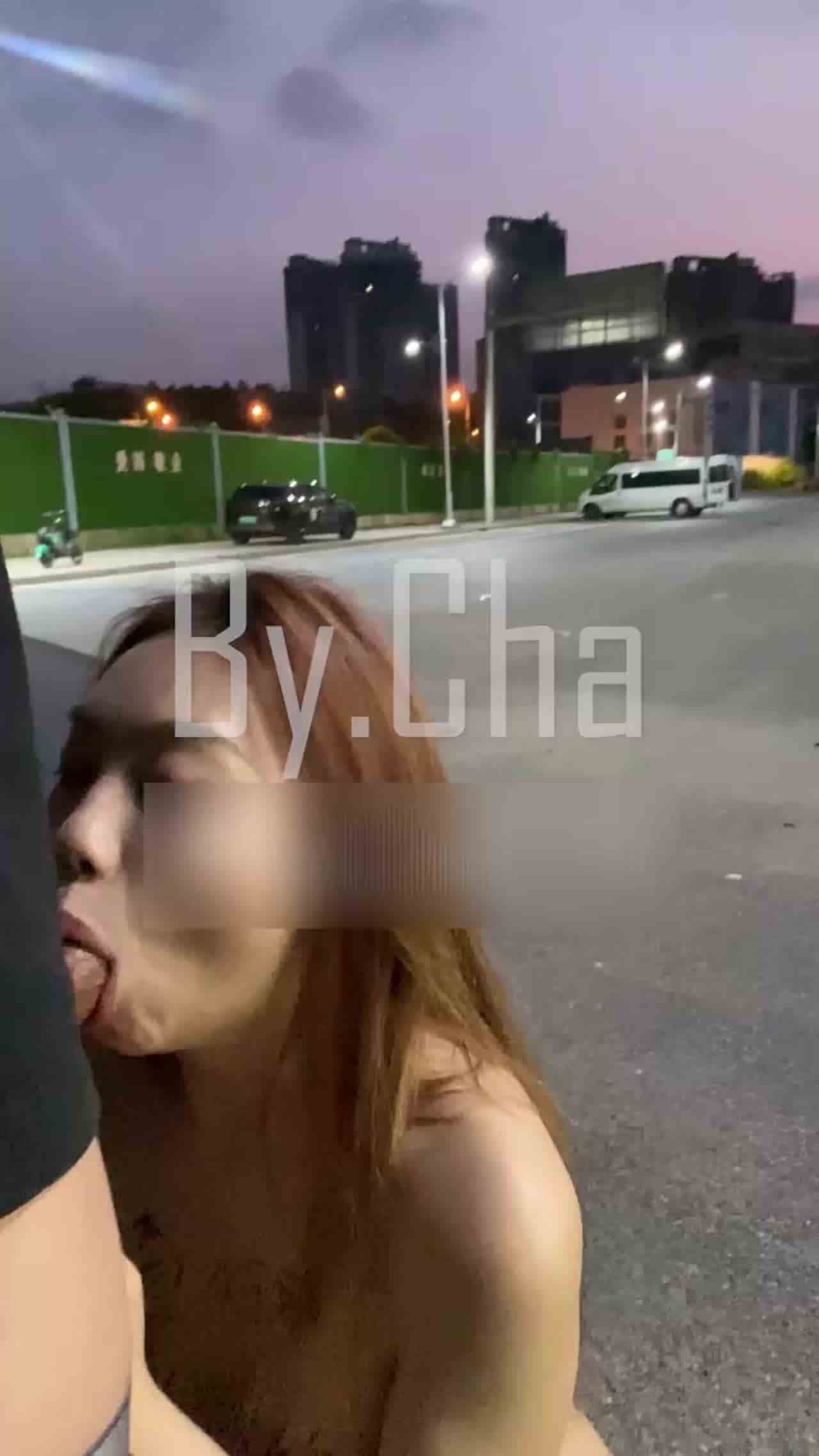  【母狗实名认证】广州金铂壹号业主[吴晗]被知名金主[查小理]停车场野战视频曝光！长相清纯甜美带有骚气 的剧照10