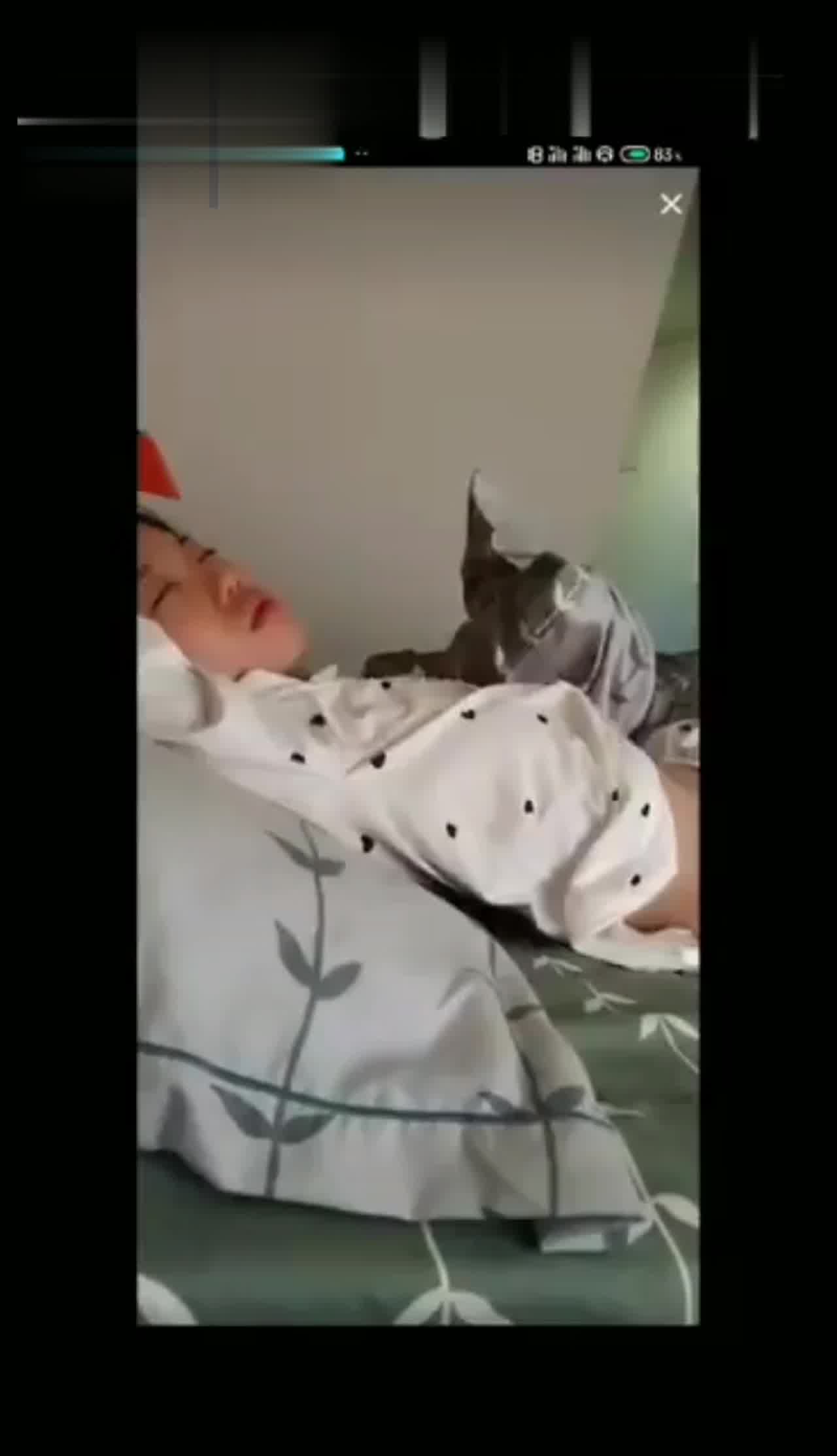  抖音快手走光系列-睡觉露奶 的剧照7