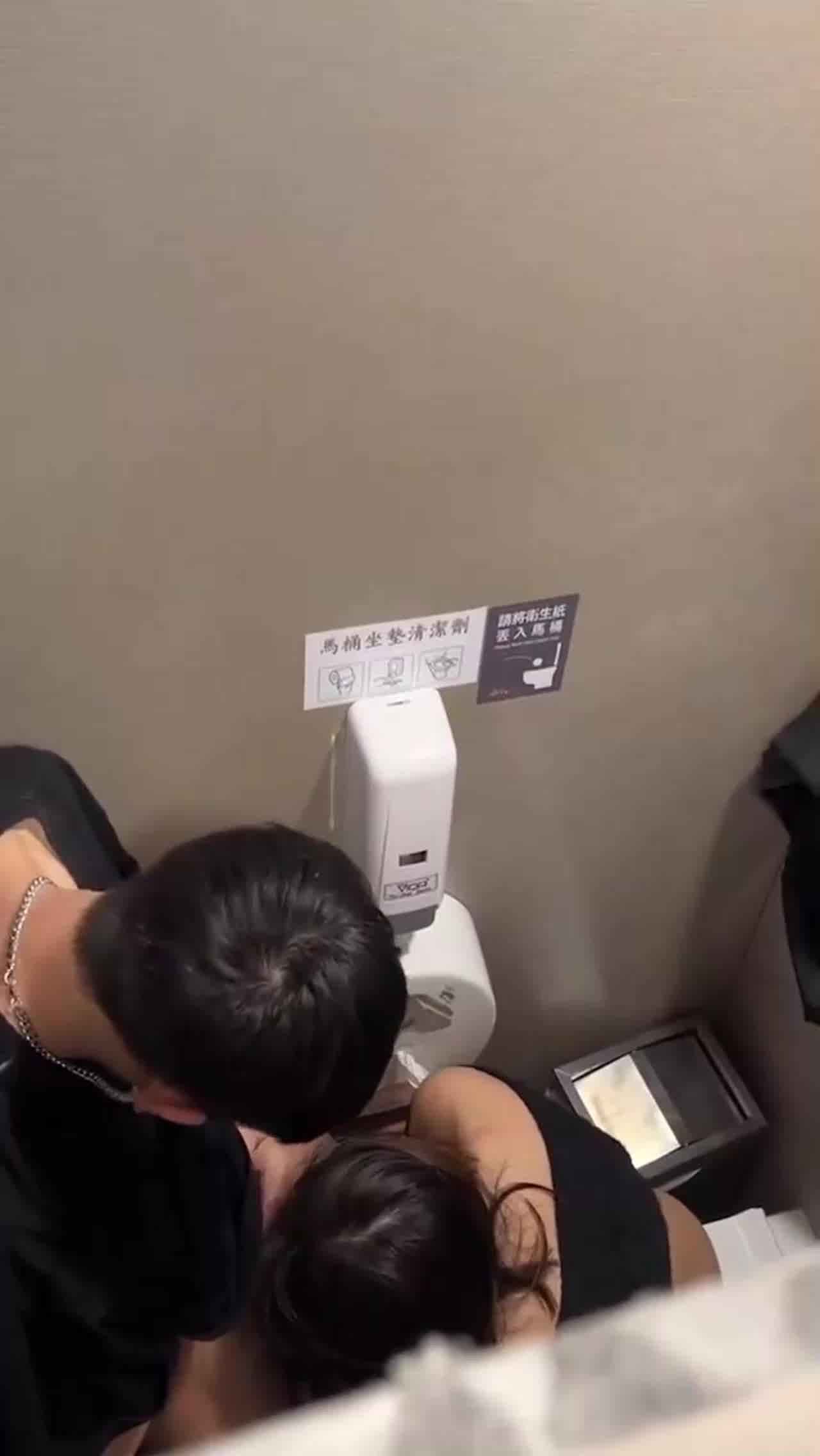  酒吧厕所偷拍竟发现情侣在厕所偷偷做爱，一脸享受的样子不忍打断 的剧照7