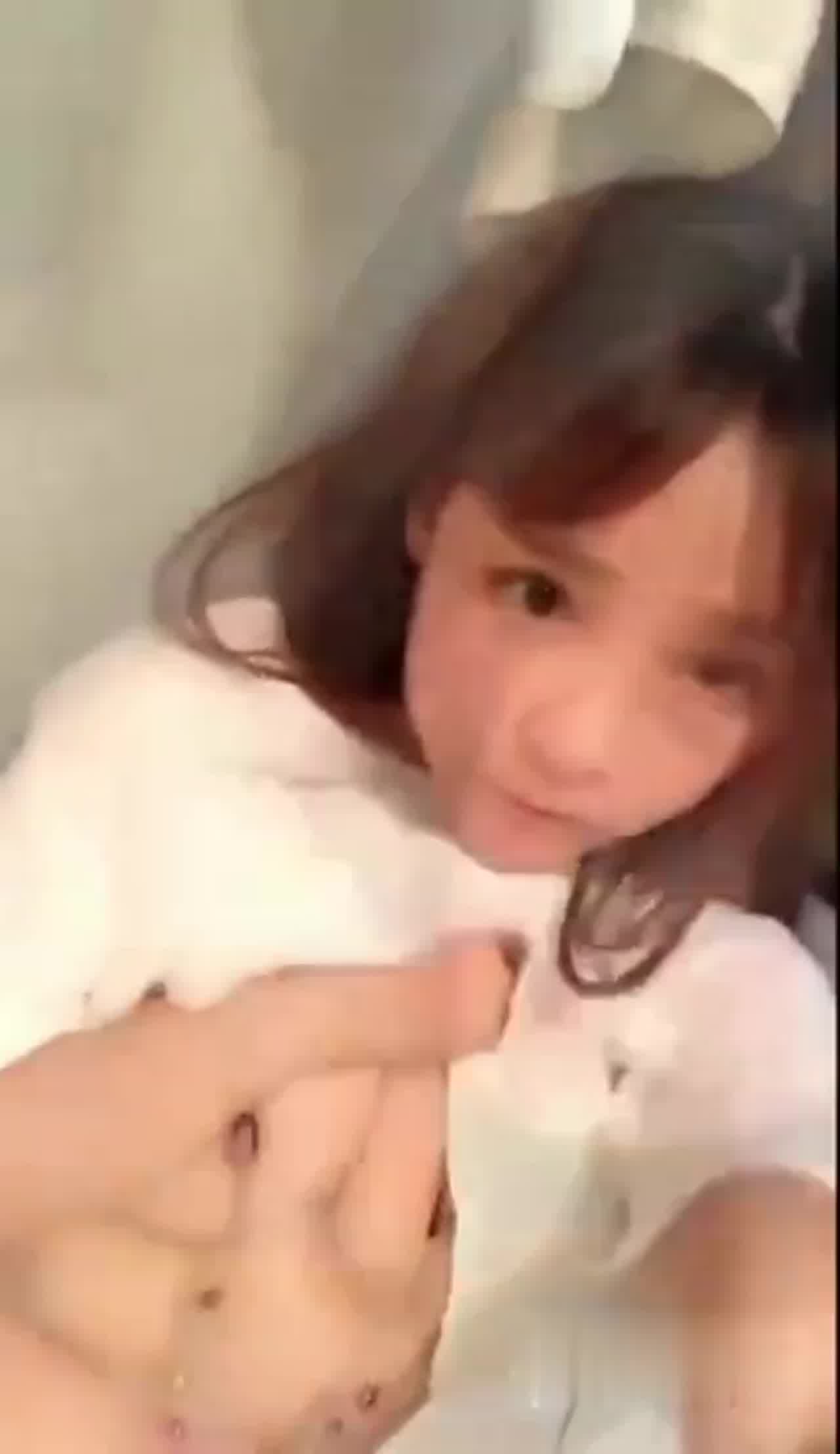  骚小妹抠逼喷水视频 的剧照4