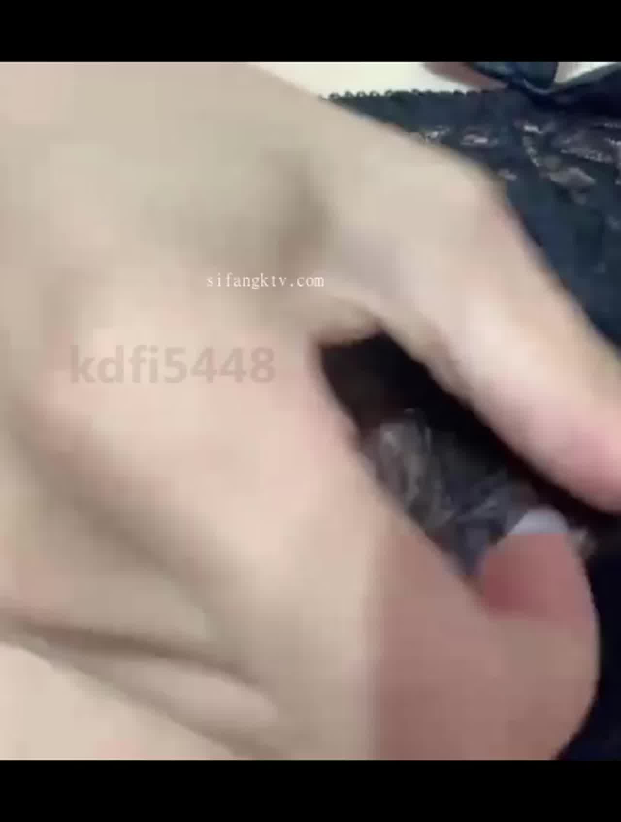  【反差婊私下的样子】像母狗一样，各种自拍讨好金主，洗澡前都不忘记自摸，揉捏自己乳头，掰开自己淫穴 的剧照5