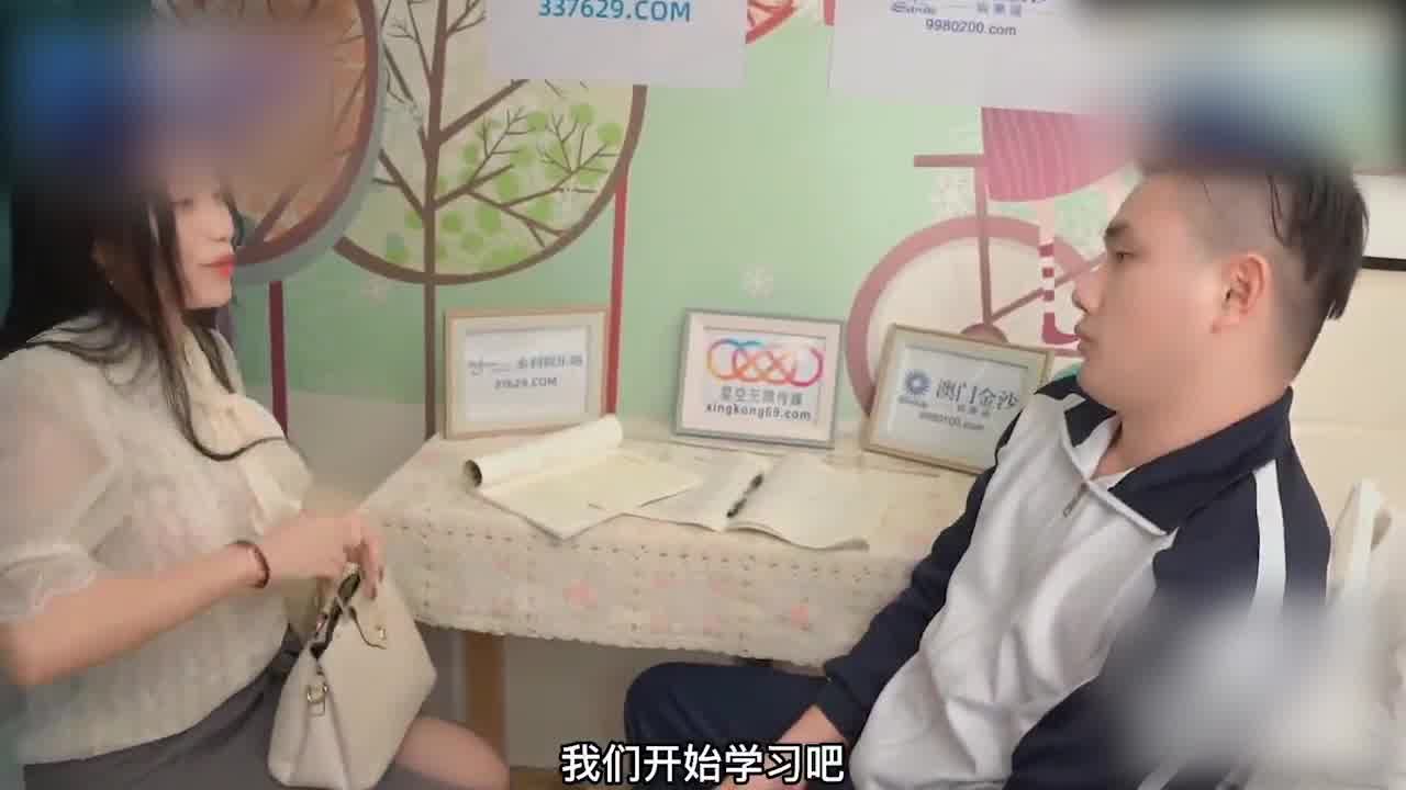  星空 晴天 淫荡女教师全程淫语骚气 的剧照3