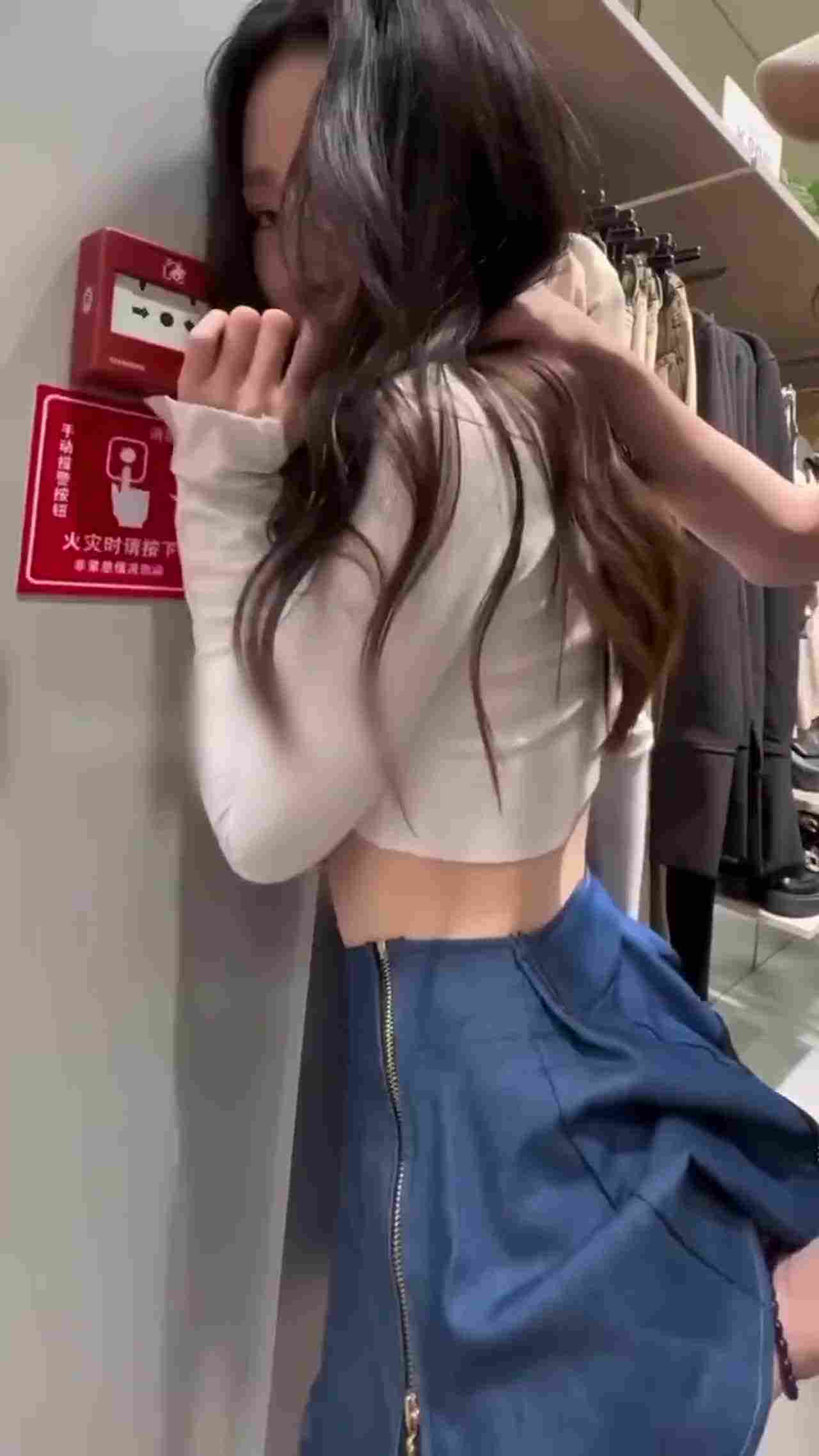  大长腿美女竟在服饰店露出 被猥亵男发现跑去更衣间爱爱 的剧照6