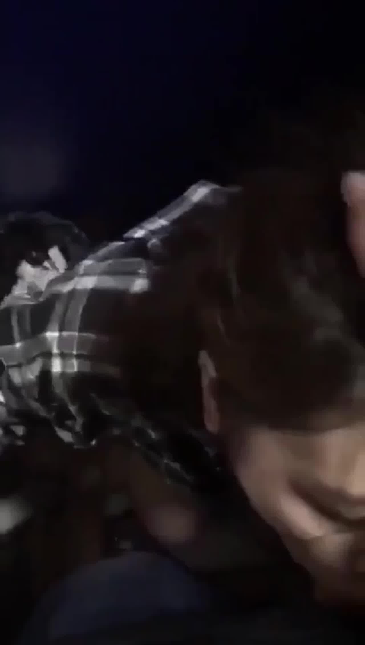  灌醉KTV陪唱小姐姐，拉到厕所给我口完喝尿 的剧照7