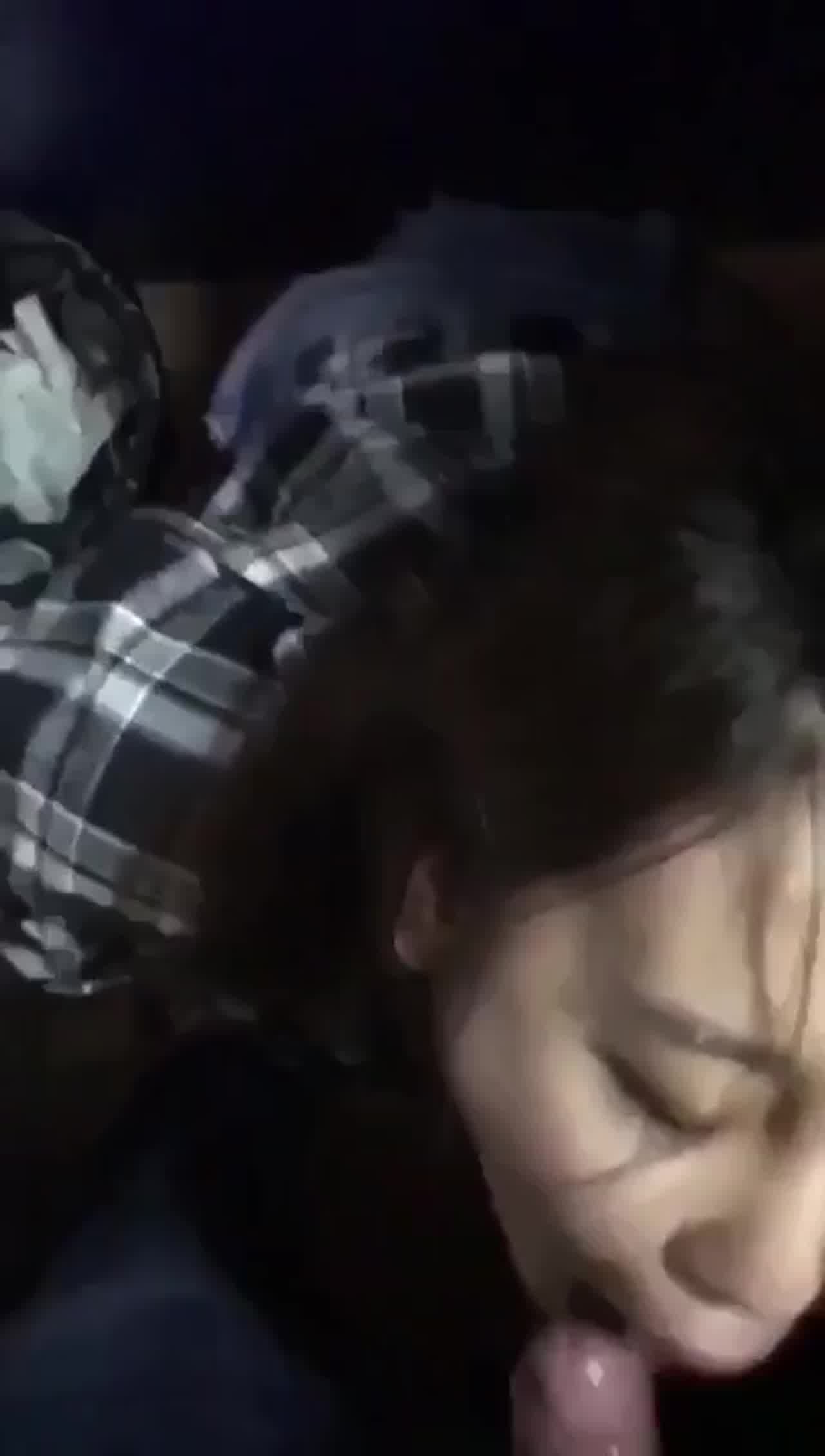  灌醉KTV陪唱小姐姐，拉到厕所给我口完喝尿 的剧照10