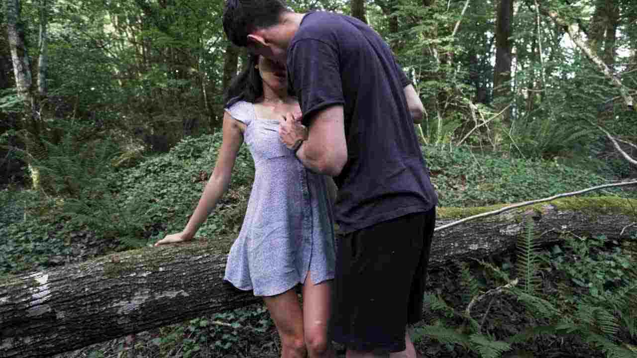  【女友怎么穿．夏】林中探险只为与男友野战打炮 的剧照9