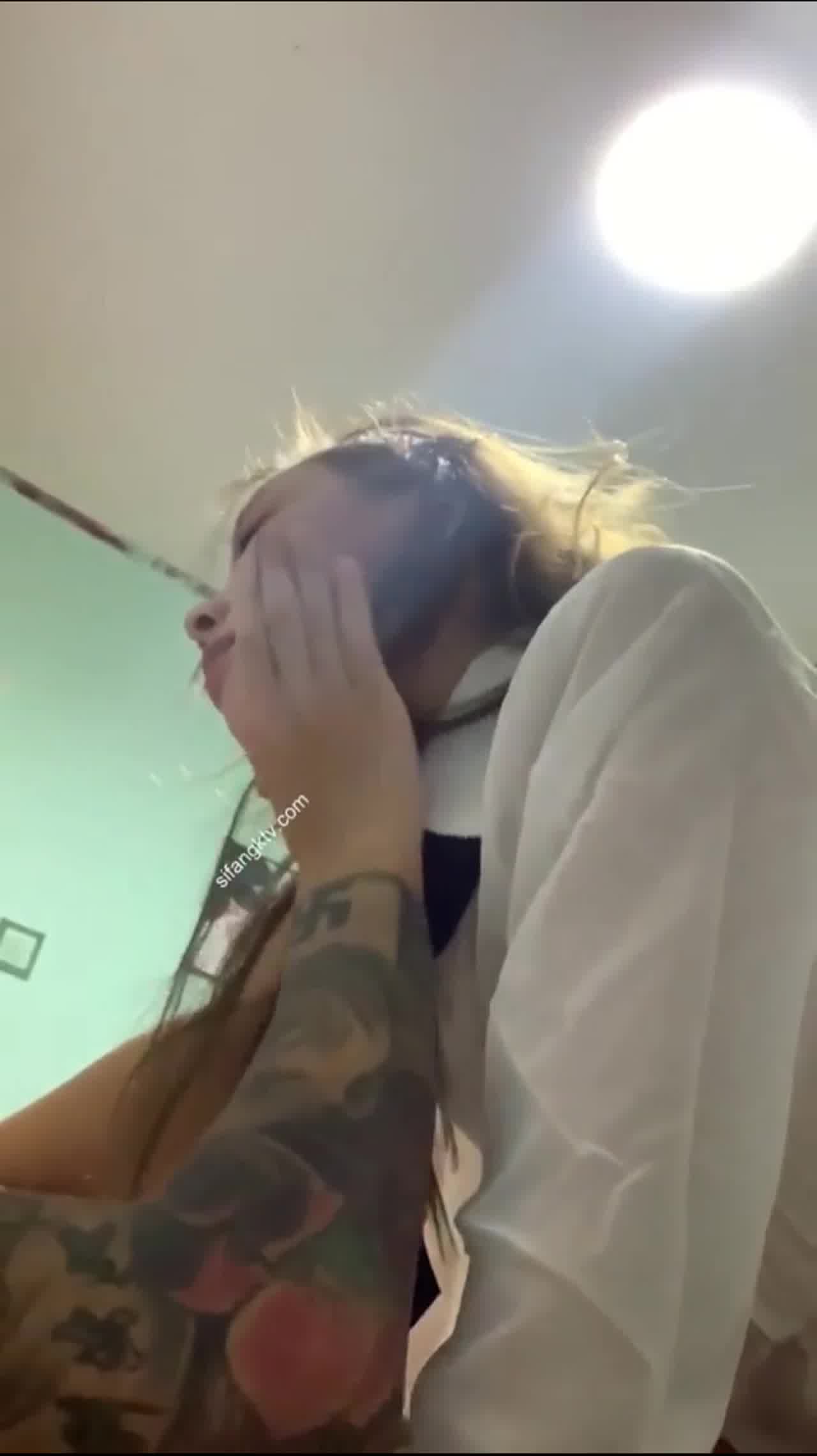  刺青小哥猛干，扒开他的骚穴 的剧照4