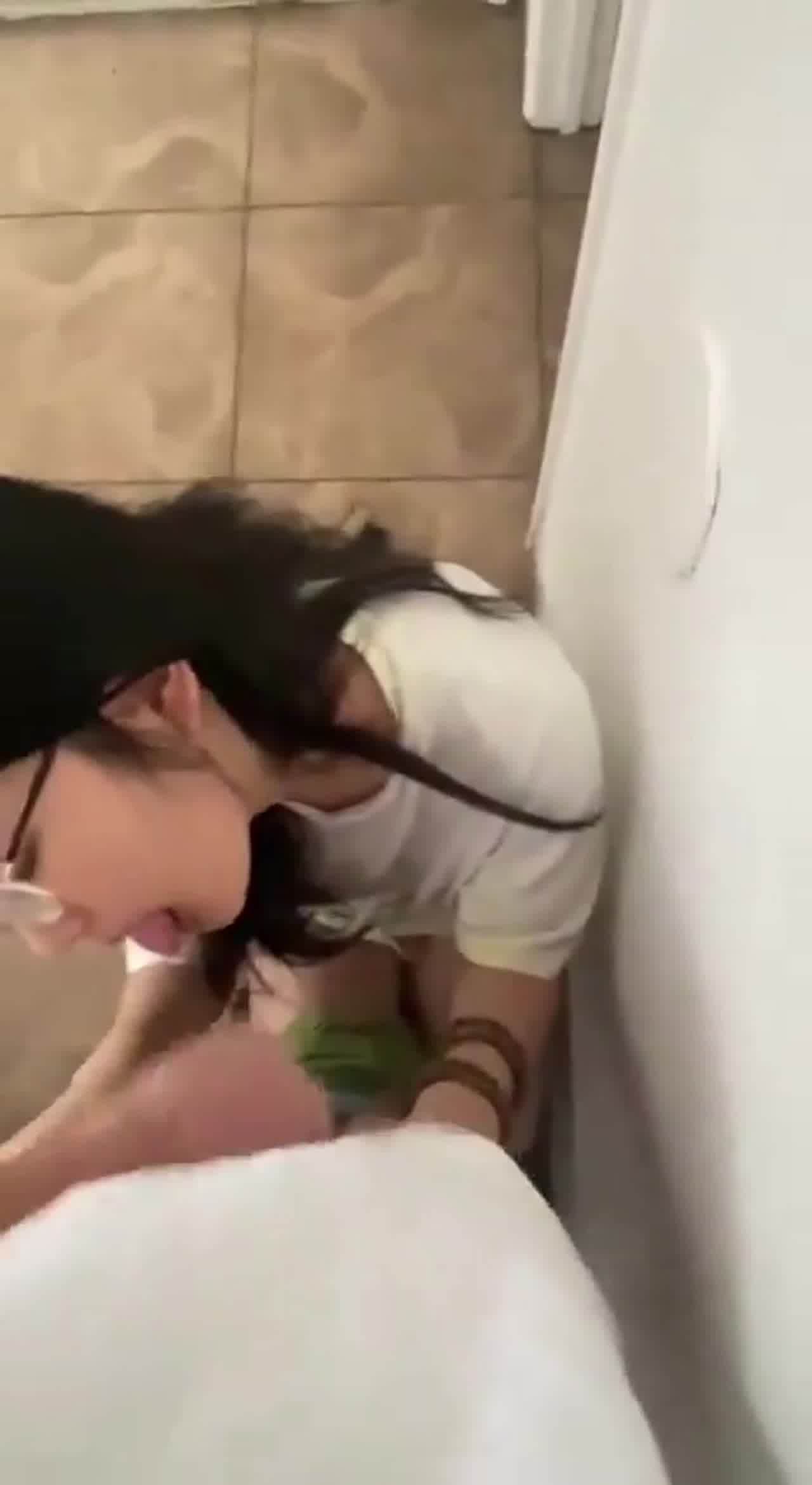  爱喝养乐多的眼镜美女 的剧照2