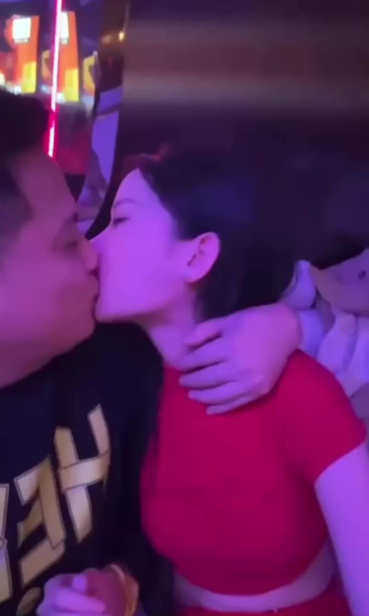  高端商k陪酒小姐唱歌好听 床上更好听 的剧照5