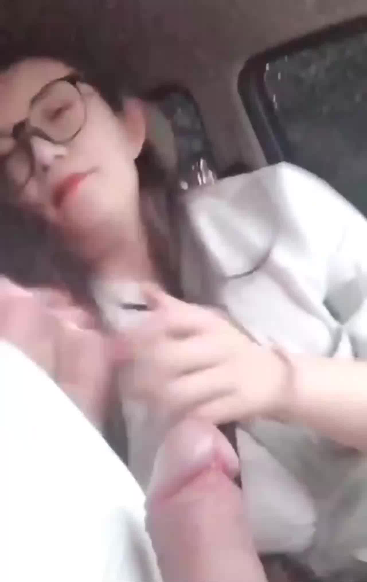  今天车内给小哥哥口交的很刺激哦 的剧照2