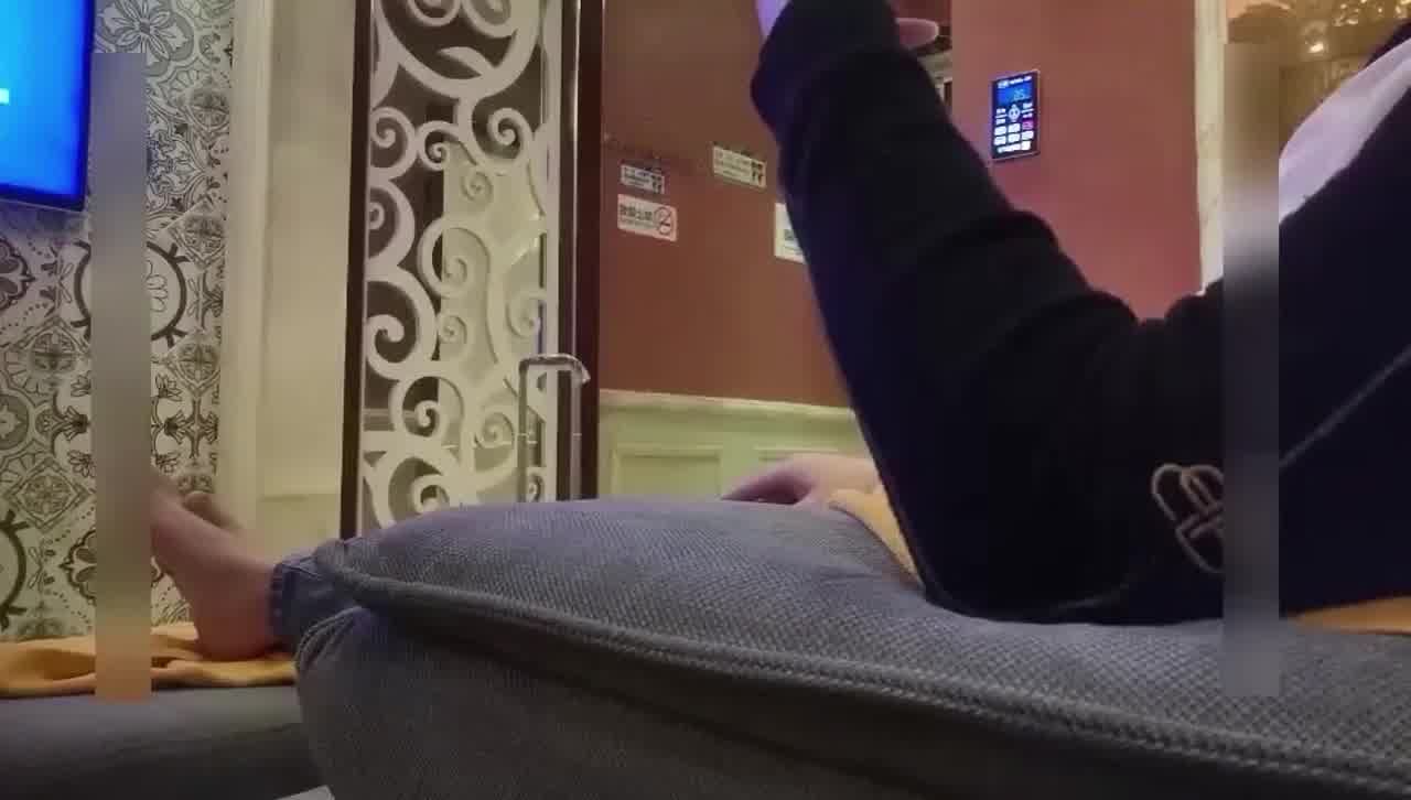  【会所撩妹】重金买钟带回酒店，无套内射两次，少妇意犹未尽‘嗯我还没够’对白精彩【覆盖全过程】 的剧照6