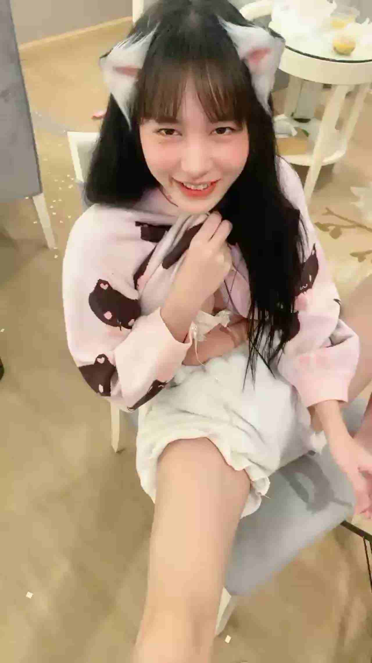  蜜桃妹妹被男友扒下裤子，肛塞菊花，掏出JB操无毛嫩穴 的剧照10