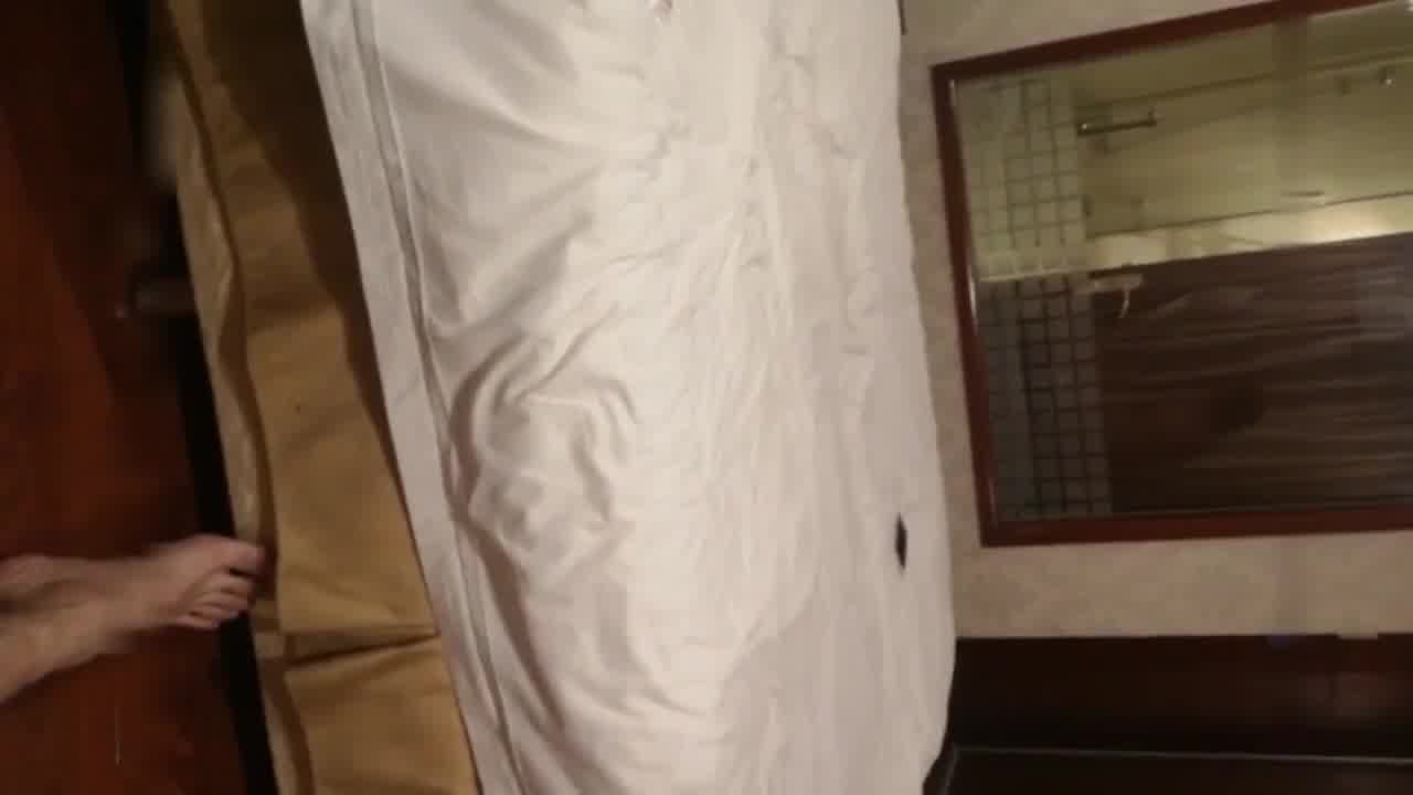  91大神【探花】约到刚结过婚的少妇，说我鸡巴好大用力给我舔鸡巴 的剧照4