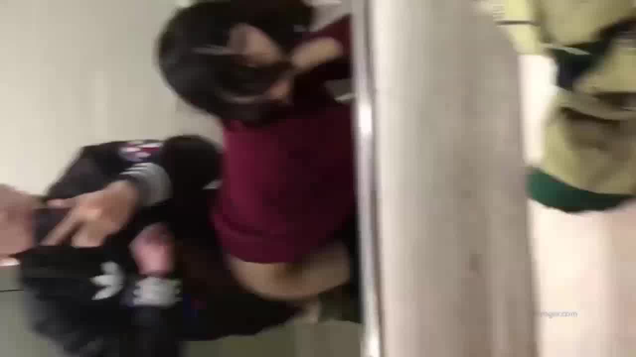  对着镜子后入狂插漂亮女友，让她自己看看自己屈服的样子 的剧照3