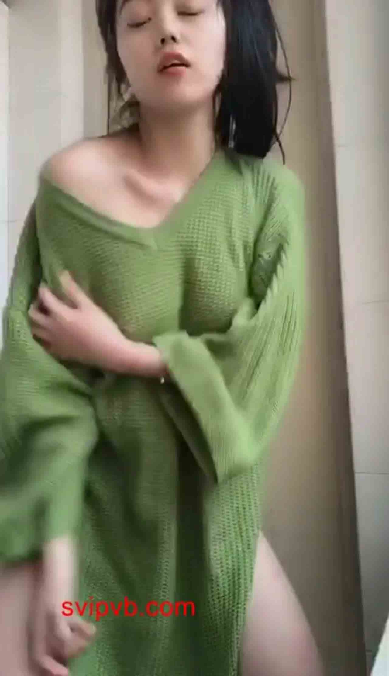  妹妹在厕所展现好身材 的剧照2