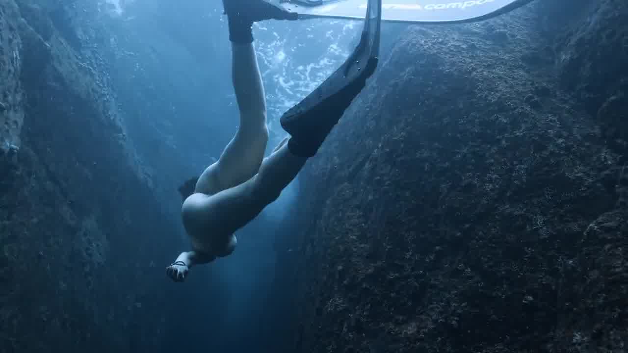  裸体美人鱼 的剧照8