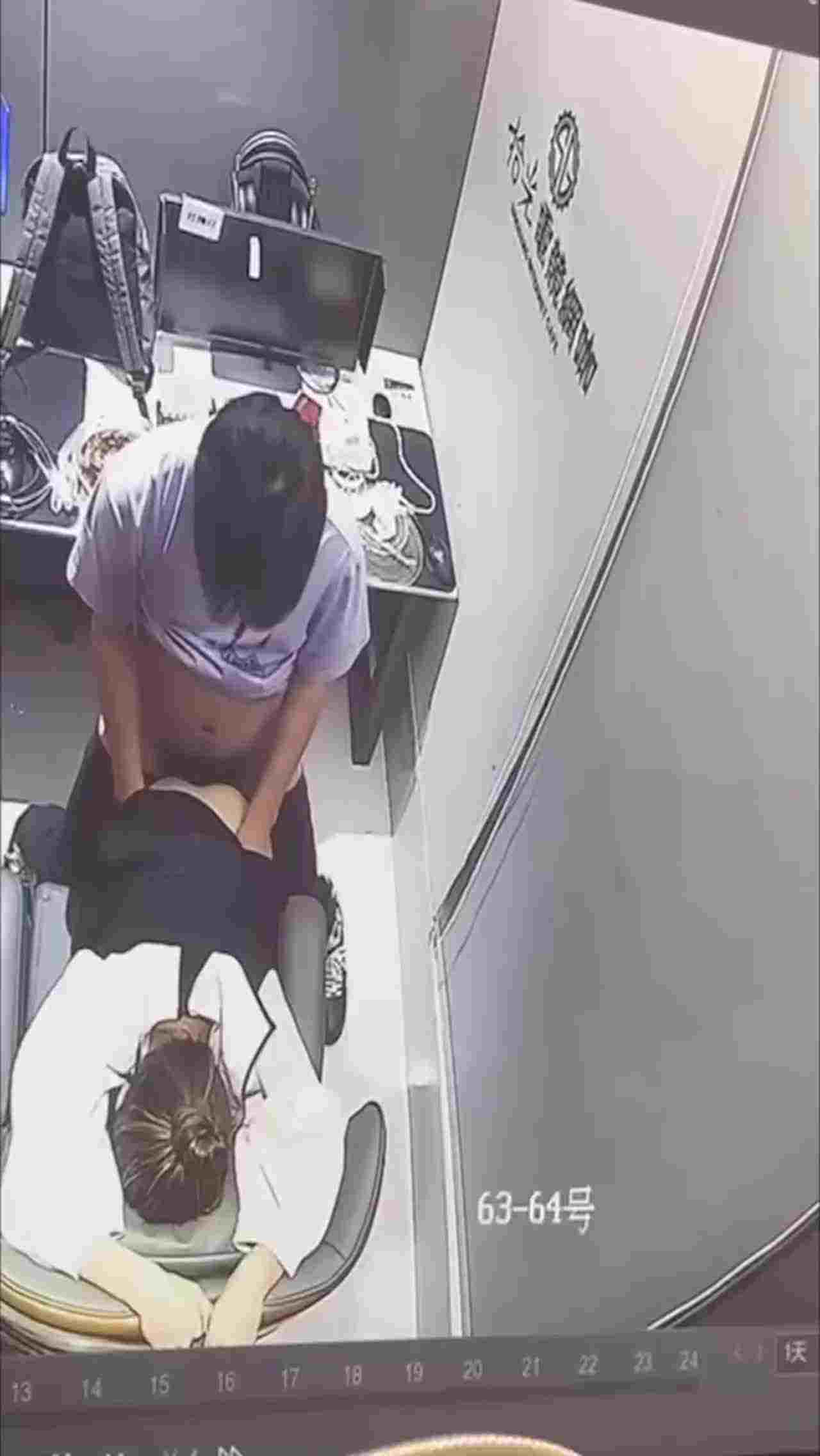  四川一网咖包间情侣直接开啪，监控放出后该网咖瞬间成为打卡地 的剧照4