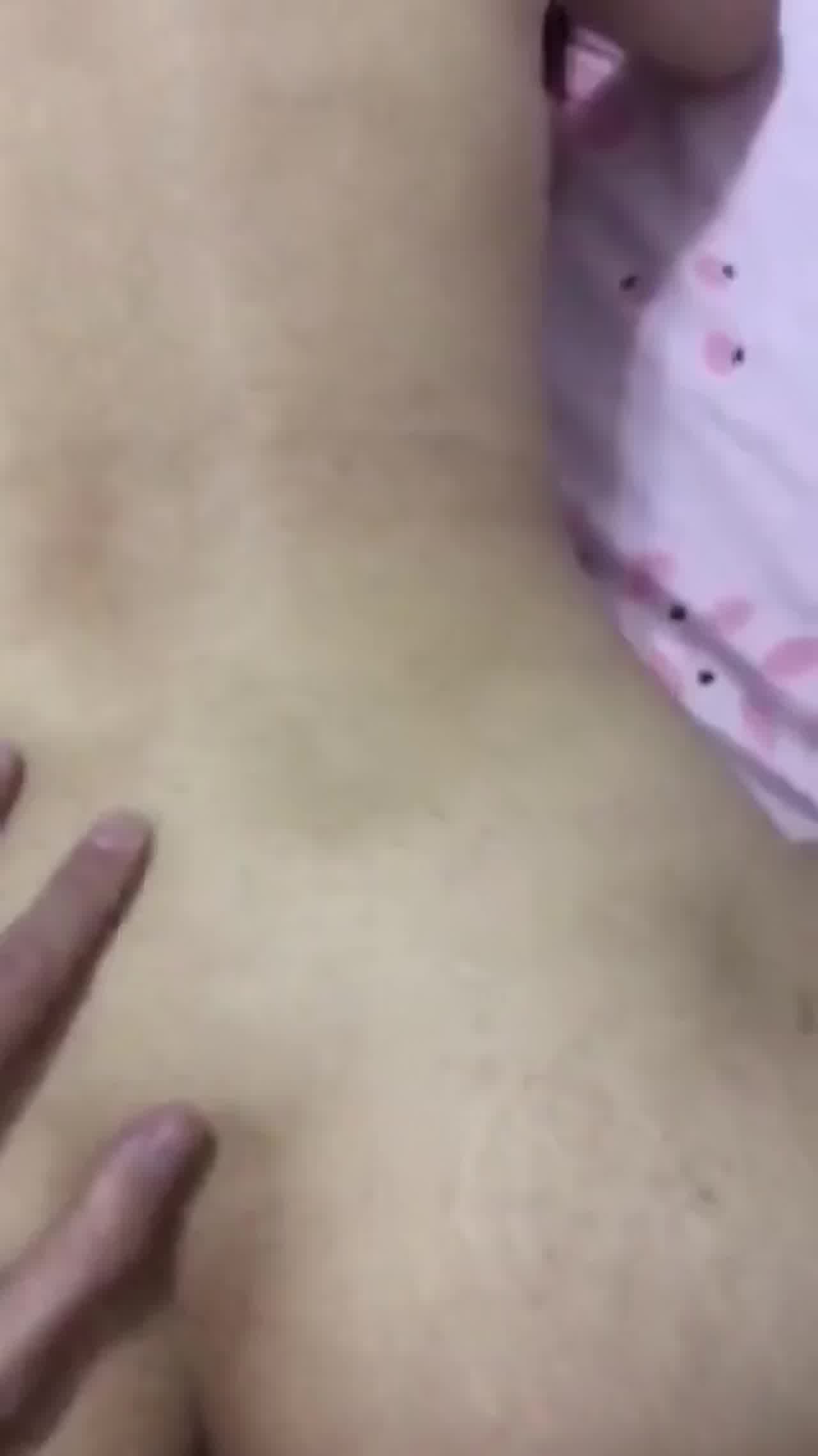  绿帽男看这老婆被猛男操，自己在旁边打飞机，真变态啊 的剧照7