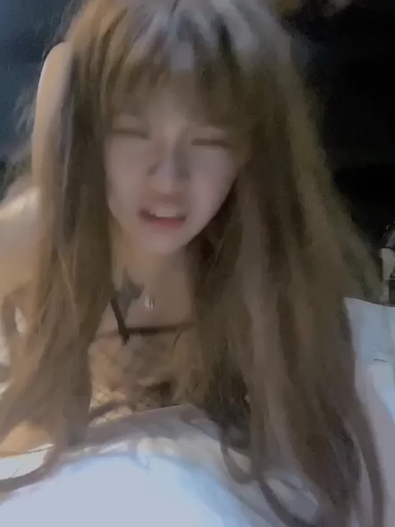  自拍 淫荡野鸡到处觅食满脸销魂 的剧照6