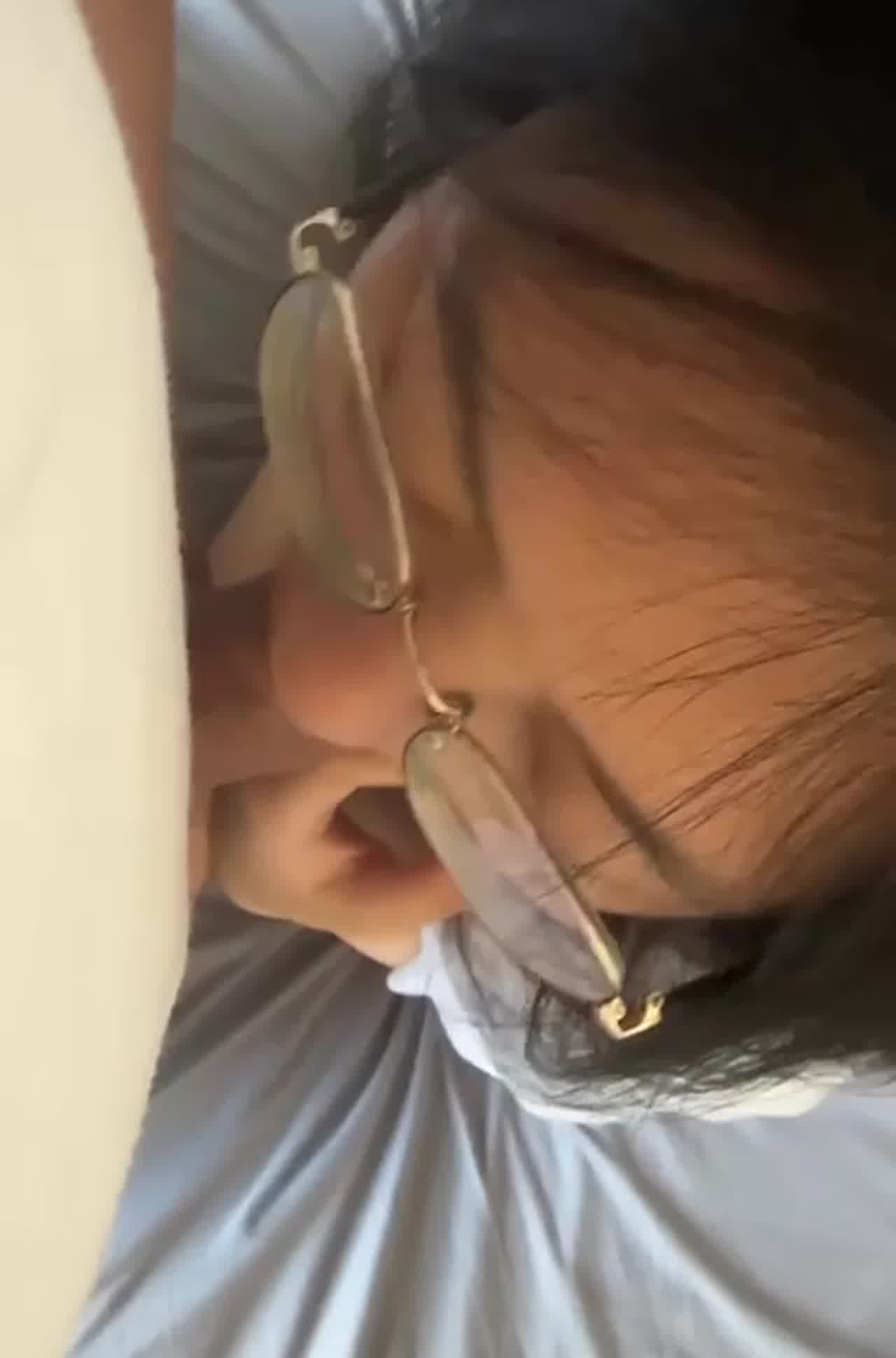  纯情少女被操的可怜表情真惹人爱 的剧照3