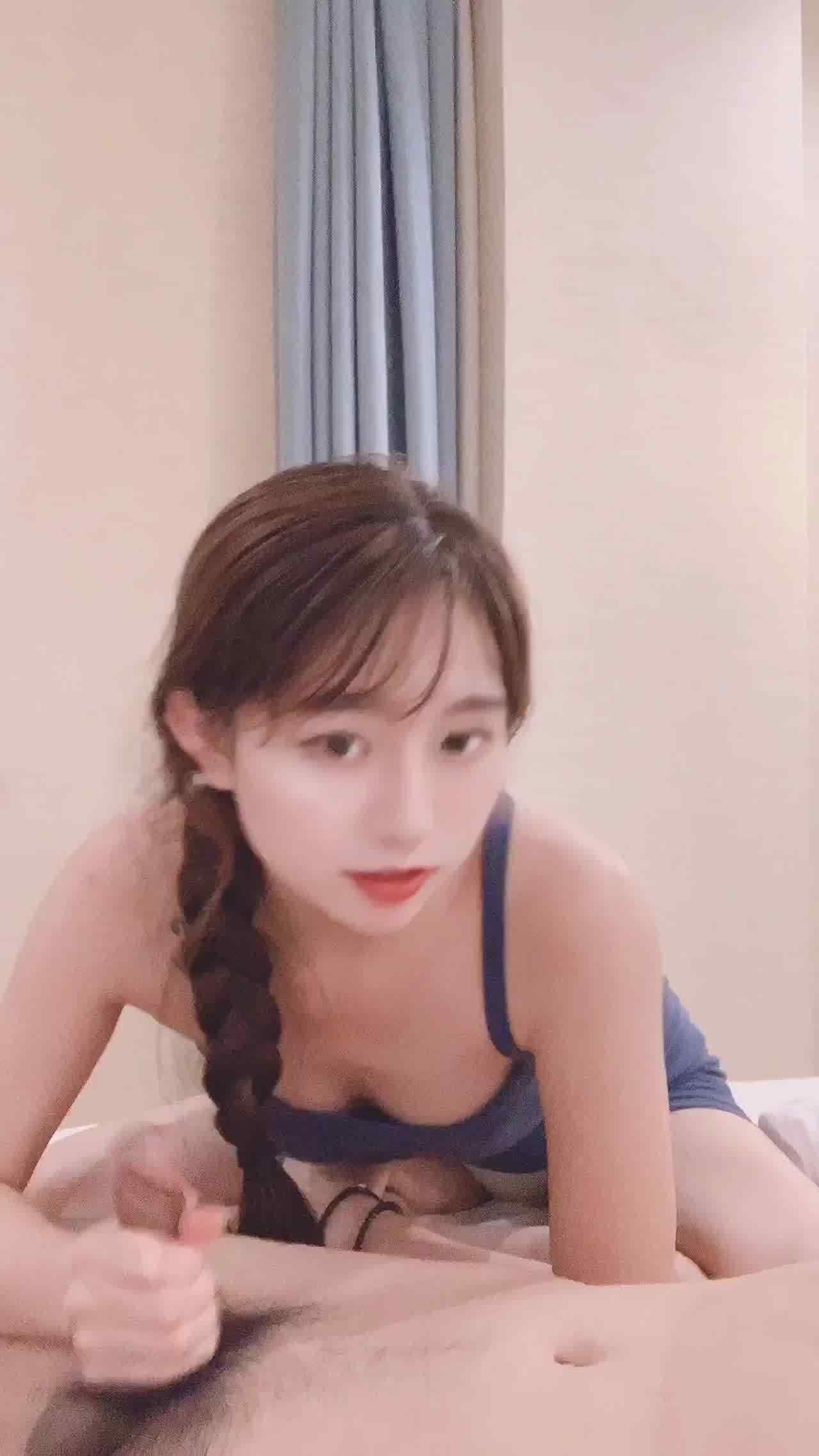  91女神 不见星空 帮粉丝打飞机 短视频 的剧照6