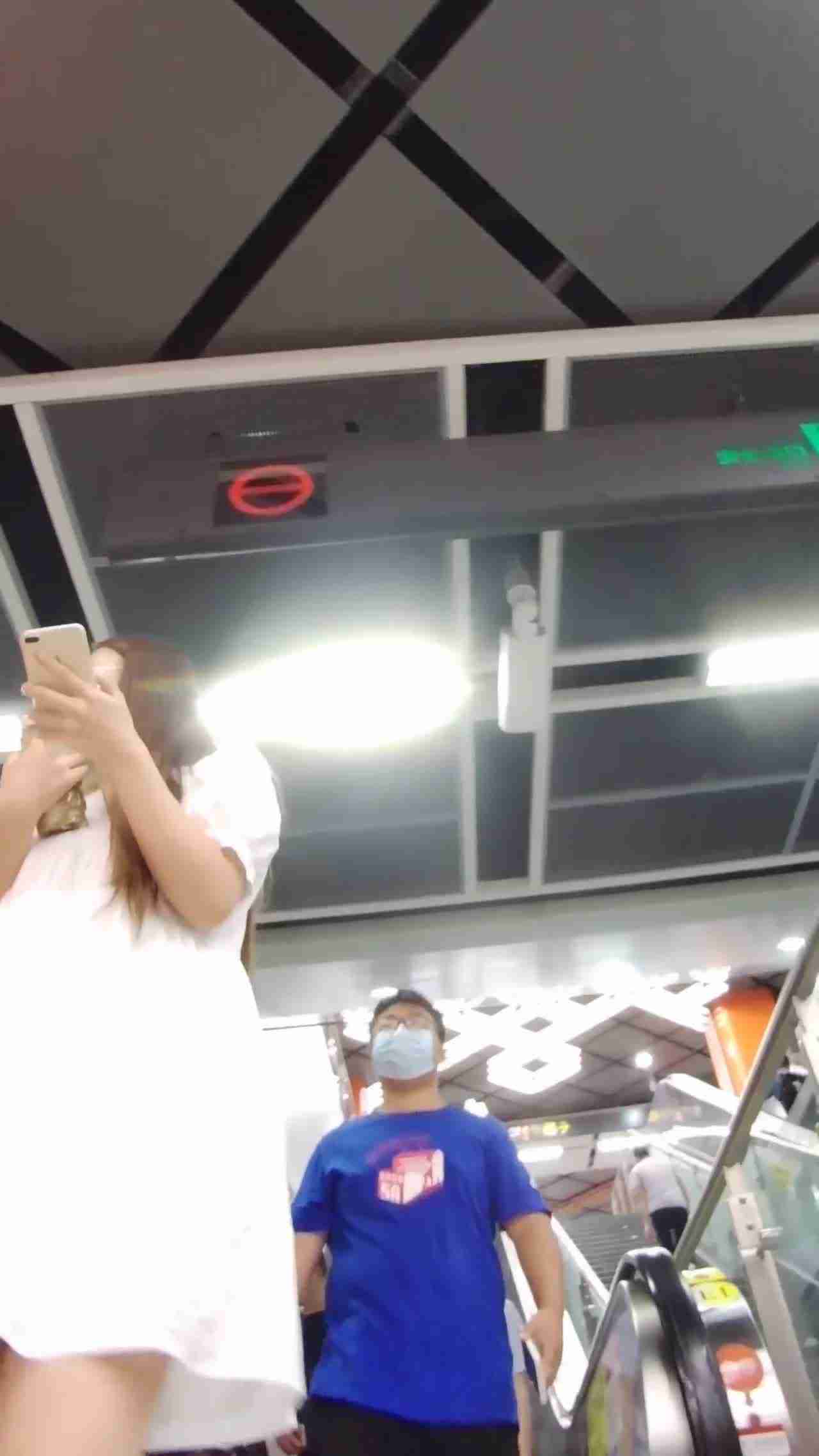  地铁偷拍小姐姐的裙底风光 的剧照5