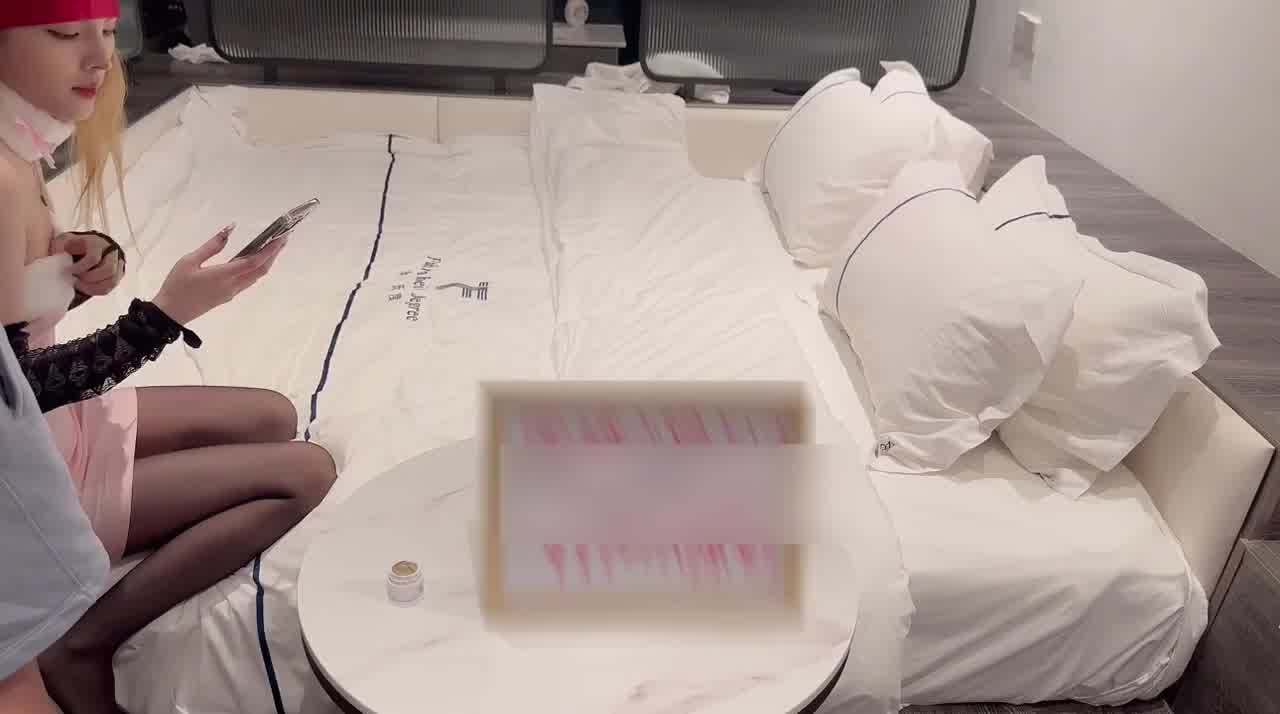  自购91look大神-身材特别好的金发妹子，穿上黑丝戴上眼罩帮忙口交，舌头不是一般灵活，被操的最后浑 的剧照6