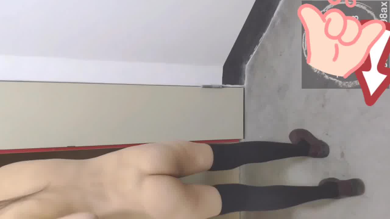  母狗做任务户外小区游乐场黄瓜插穴 的剧照3