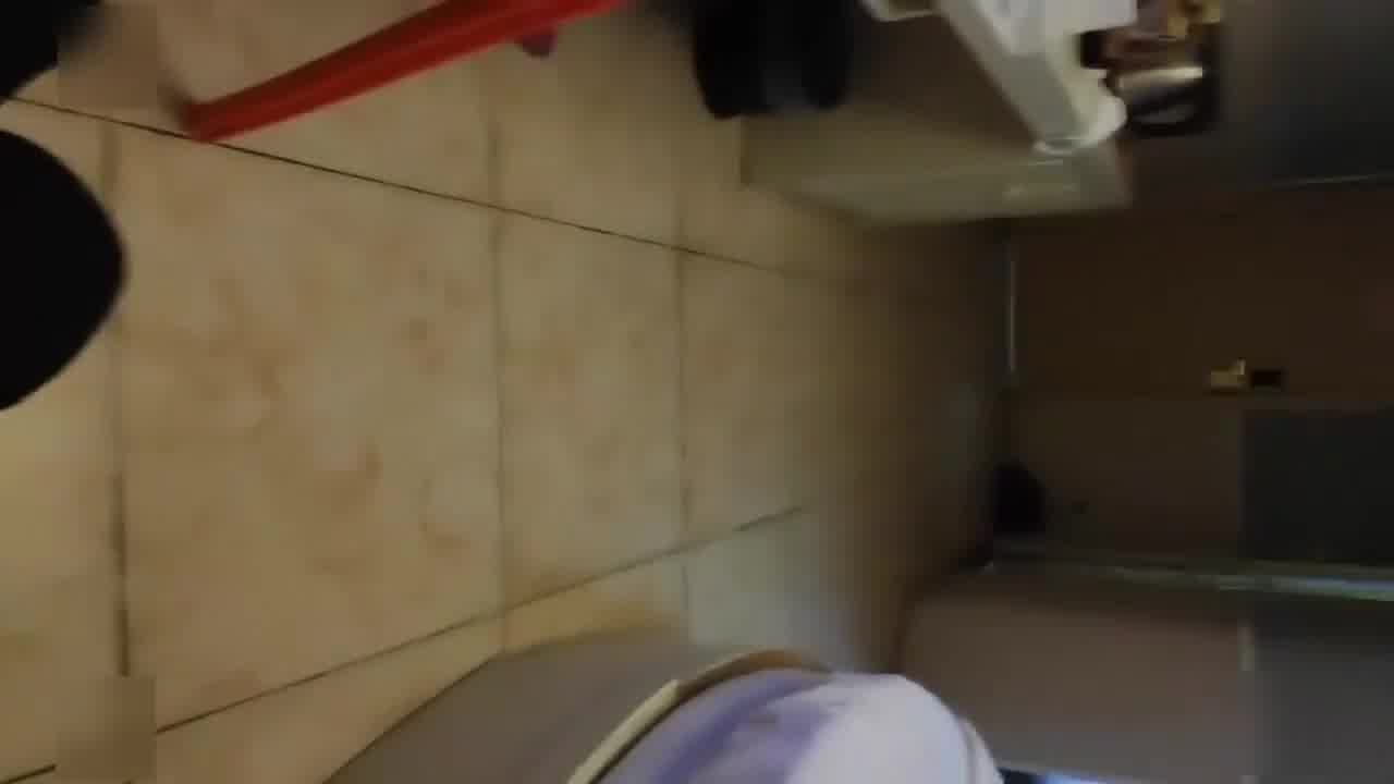  【泡良大神】勾搭良家人妻，我插一下屁股，哦不行疼死了，操了骚逼再强行爆菊，疼的受不了，内射了！！ 的剧照5