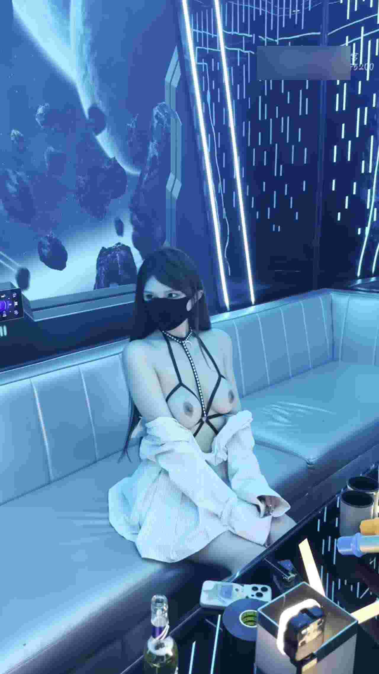  ktv太热脱掉衣服露乳唱歌 的剧照7