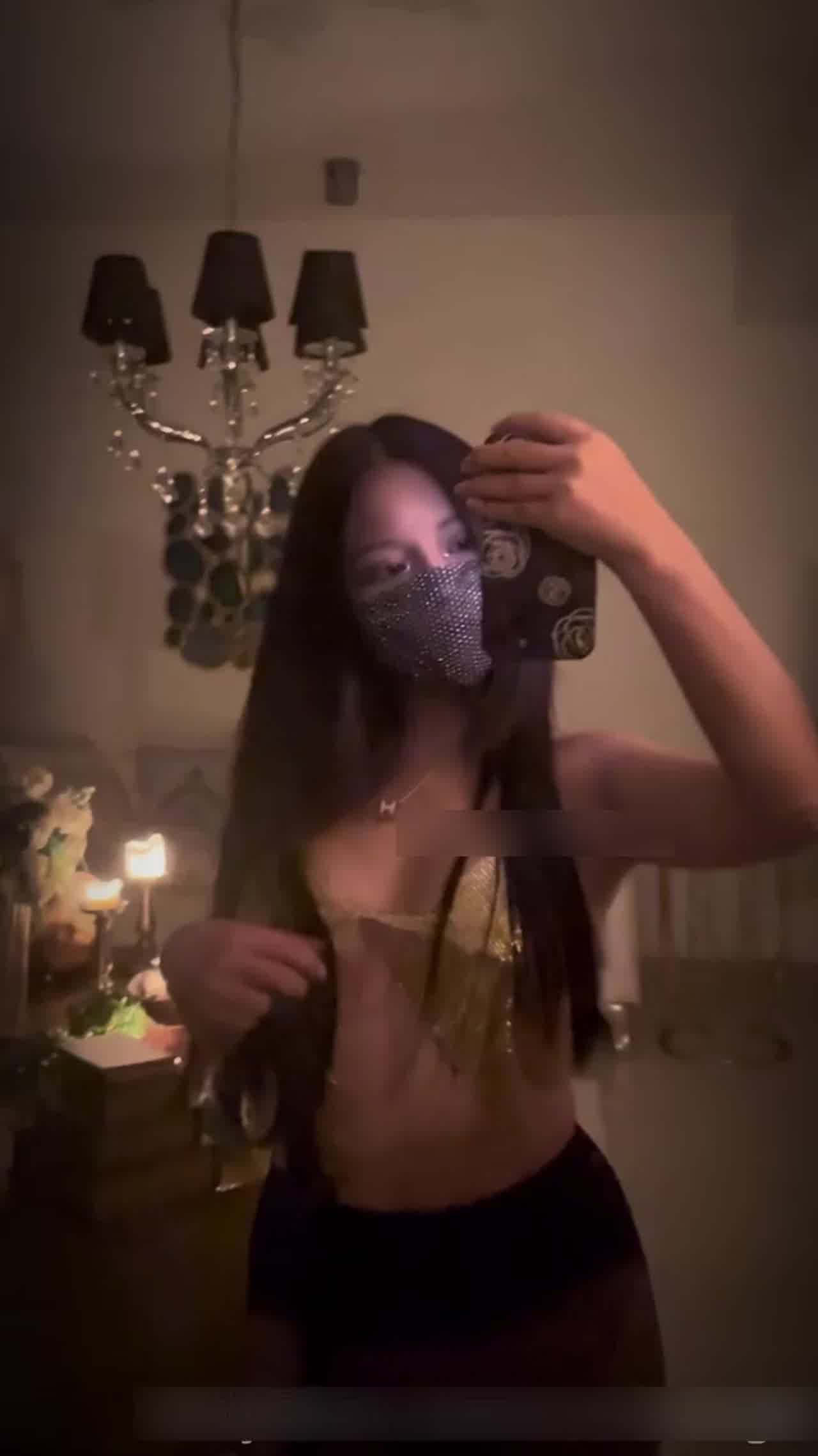  长腿女王漏乳 的剧照3