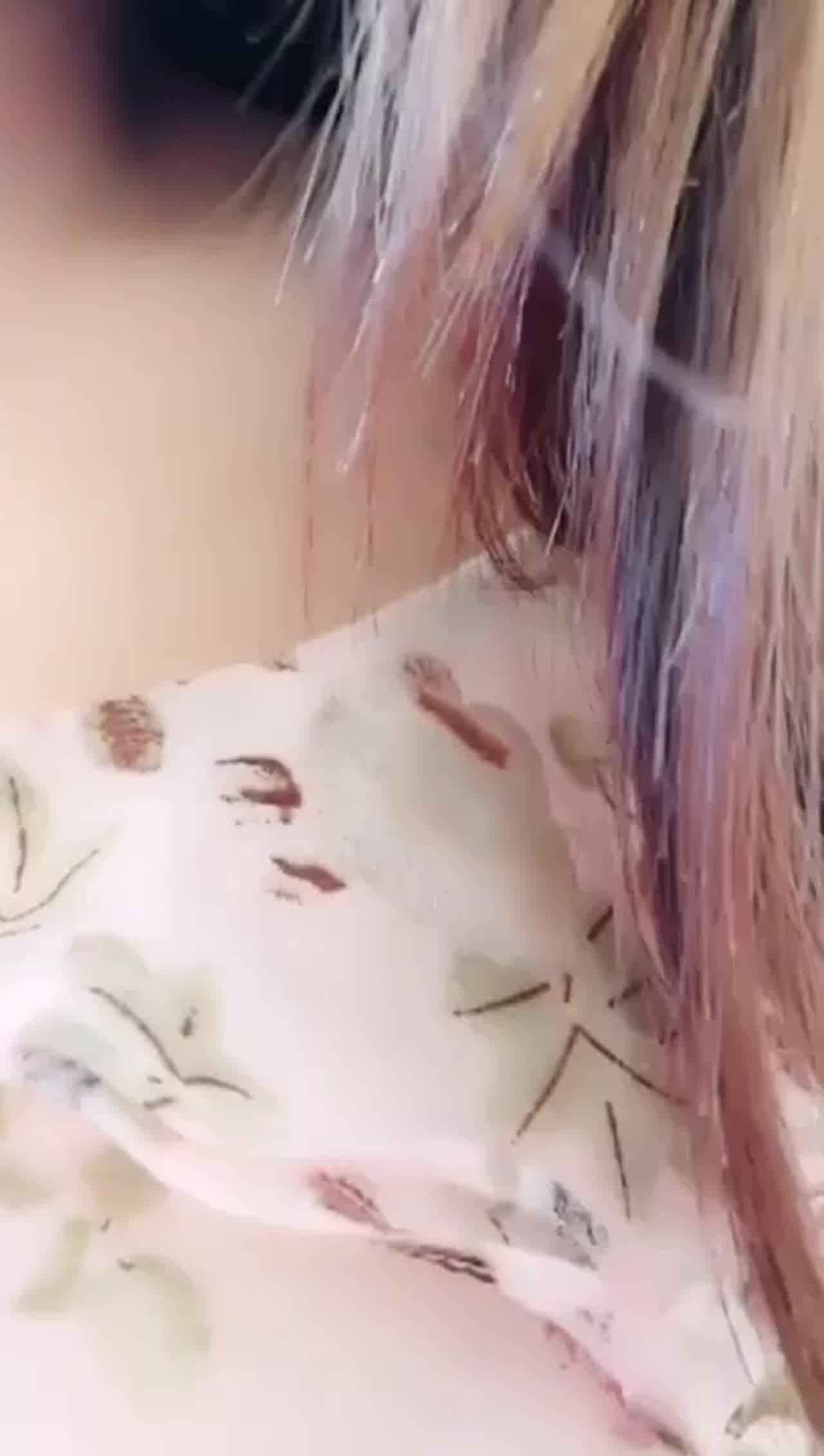  清纯邻居原来是个饥渴骚浪贱 的剧照6