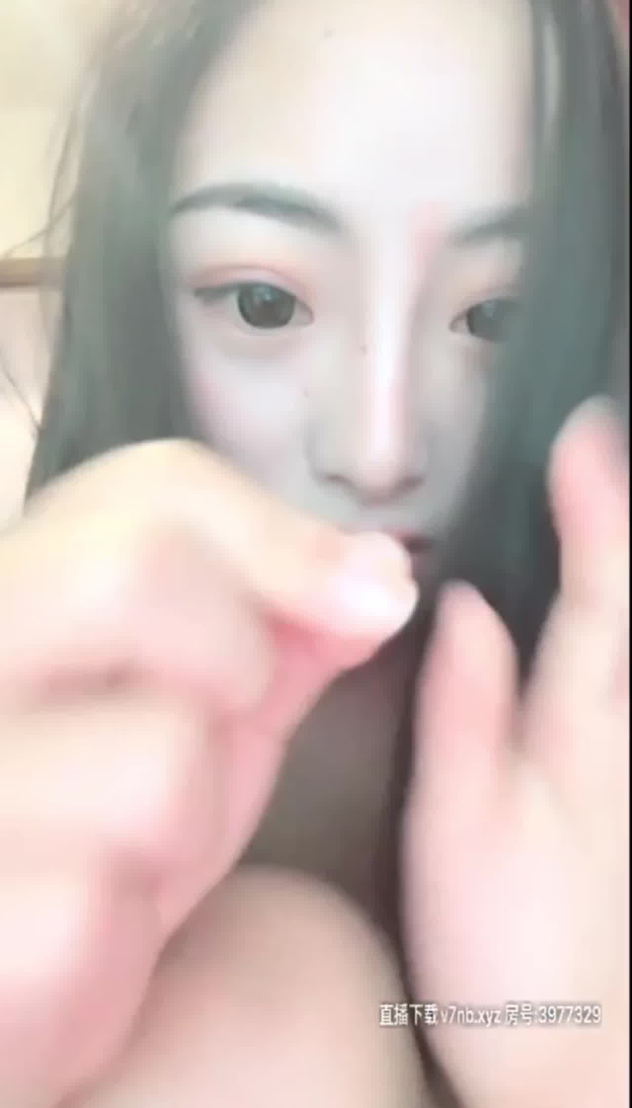  微笑甜心紫霞仙子直播时偷自慰 的剧照1