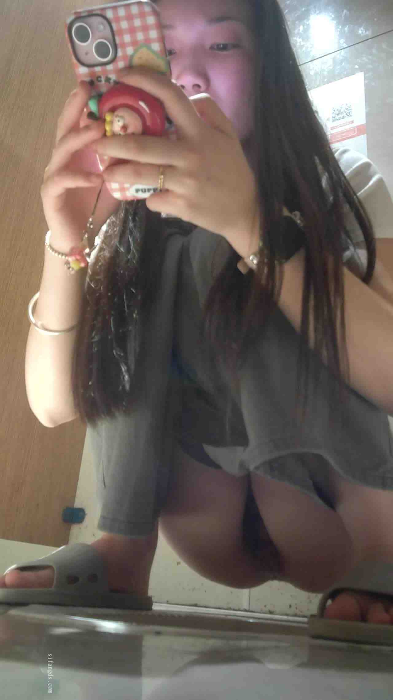  厕所偷拍小姐姐还在划手机 的剧照7